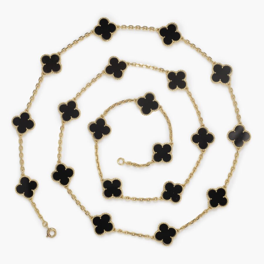 Een achttien karaat geelgouden “Alhambra” sautoir bezet met onyx. Gesigneerd Van Cleef & Arpels en genummerd. Vervaardigd omstreeks 1970.