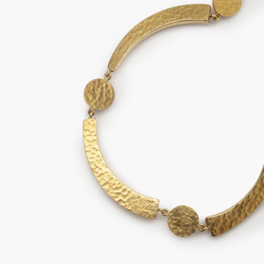 Een achttien karaat geelgouden gehamerd collier bestaande uit maanvormige bogen en halve bollen. Gesigneerd Lalaounis, Athene, Griekenland, omstreeks 1977.