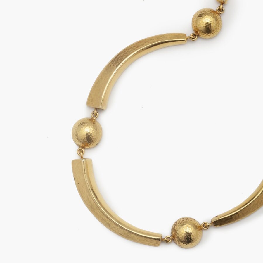 Een achttien karaat geelgouden gehamerd collier bestaande uit maanvormige bogen en halve bollen. Gesigneerd Lalaounis, Athene, Griekenland, omstreeks 1977.