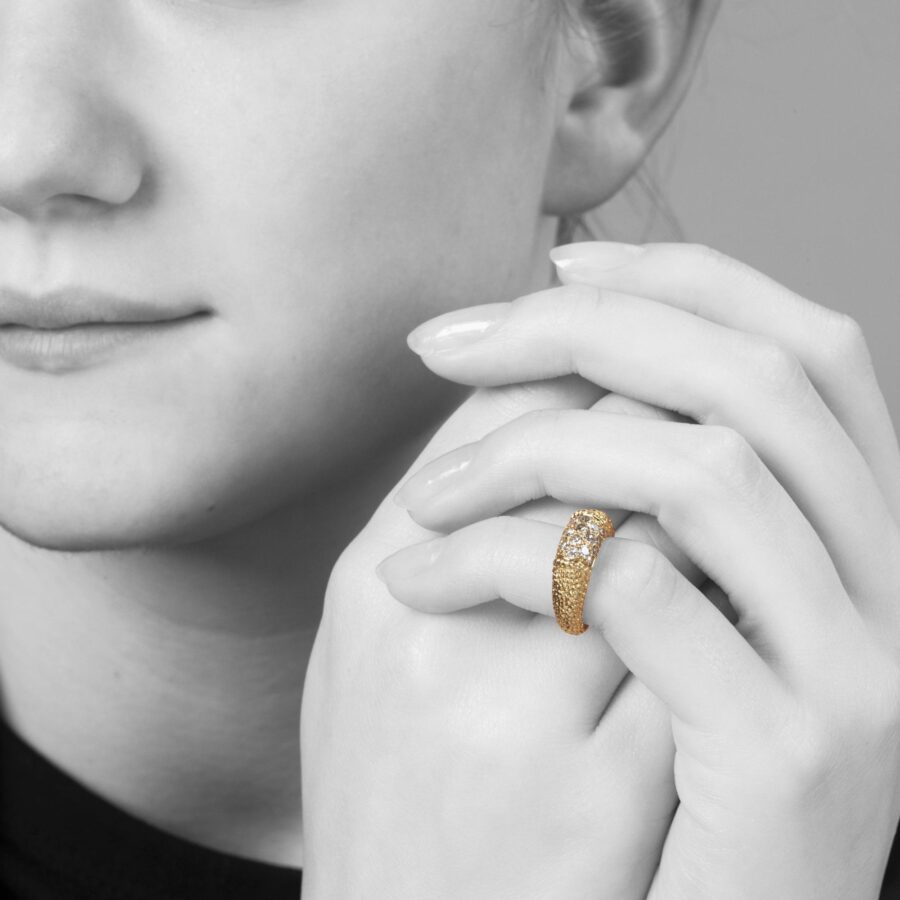 Een achttien karaat geelgouden bolle ring “Philippine”, met geëtste textuur. Gesigneerd Van Cleef & Arpels, Parijs, gedateerd 1969 en genummerd.