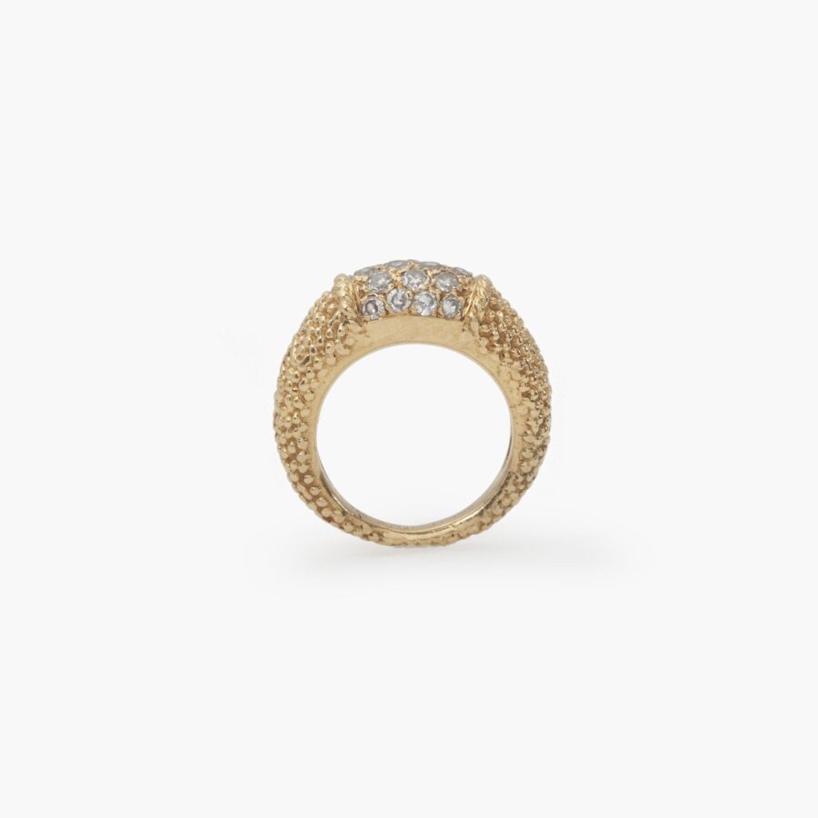 Een achttien karaat geelgouden bolle ring “Philippine”, met geëtste textuur. Gesigneerd Van Cleef & Arpels, Parijs, gedateerd 1969 en genummerd.