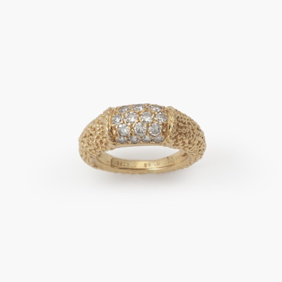 Een achttien karaat geelgouden bolle ring “Philippine”, met geëtste textuur. Gesigneerd Van Cleef & Arpels, Parijs, gedateerd 1969 en genummerd.