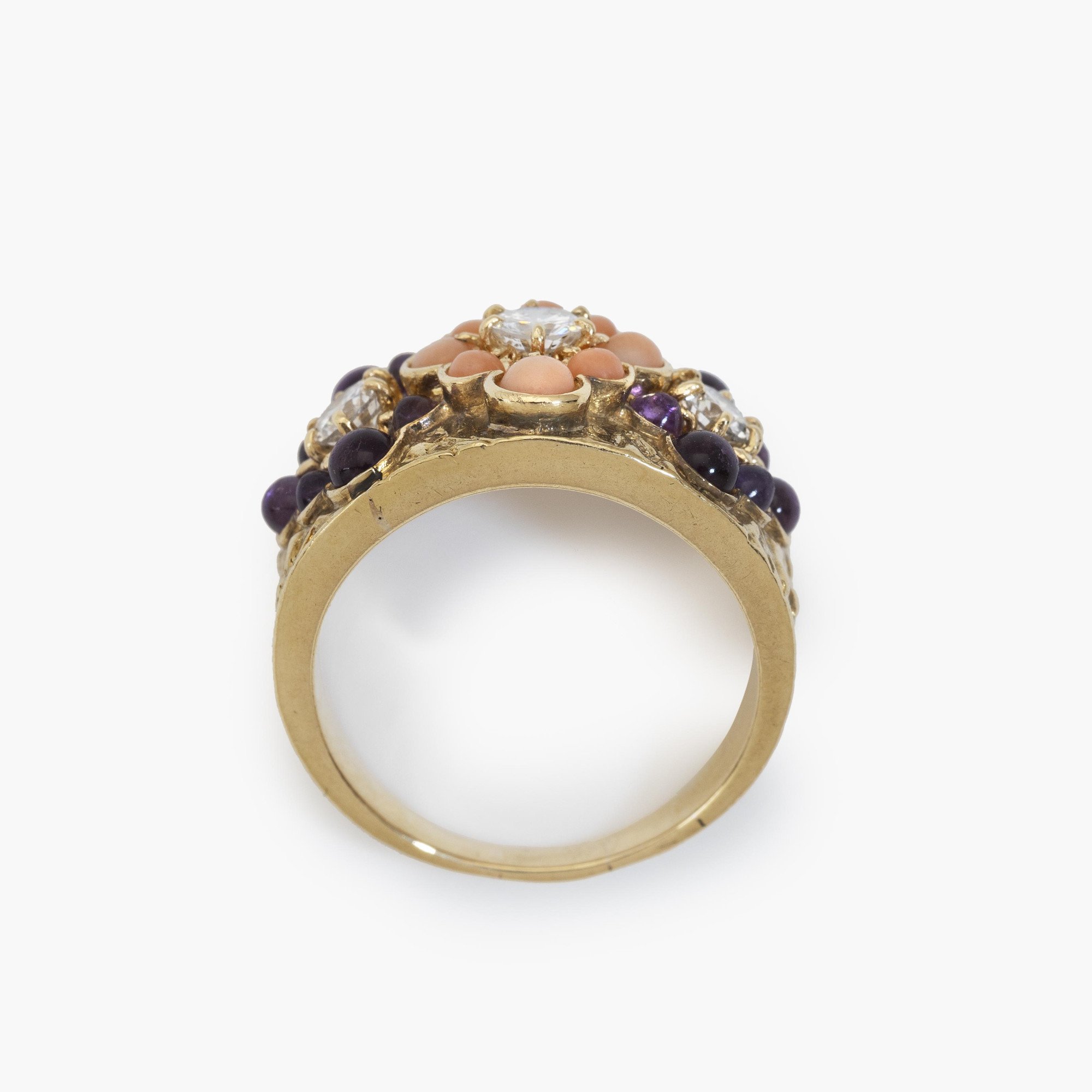 Een achttien karaat geelgouden ring met getextureerd oppervlak, bezet met koraal, amethist en diamant. Gesigneerd Van Cleef & Arpels, Parijs, ca 1970.