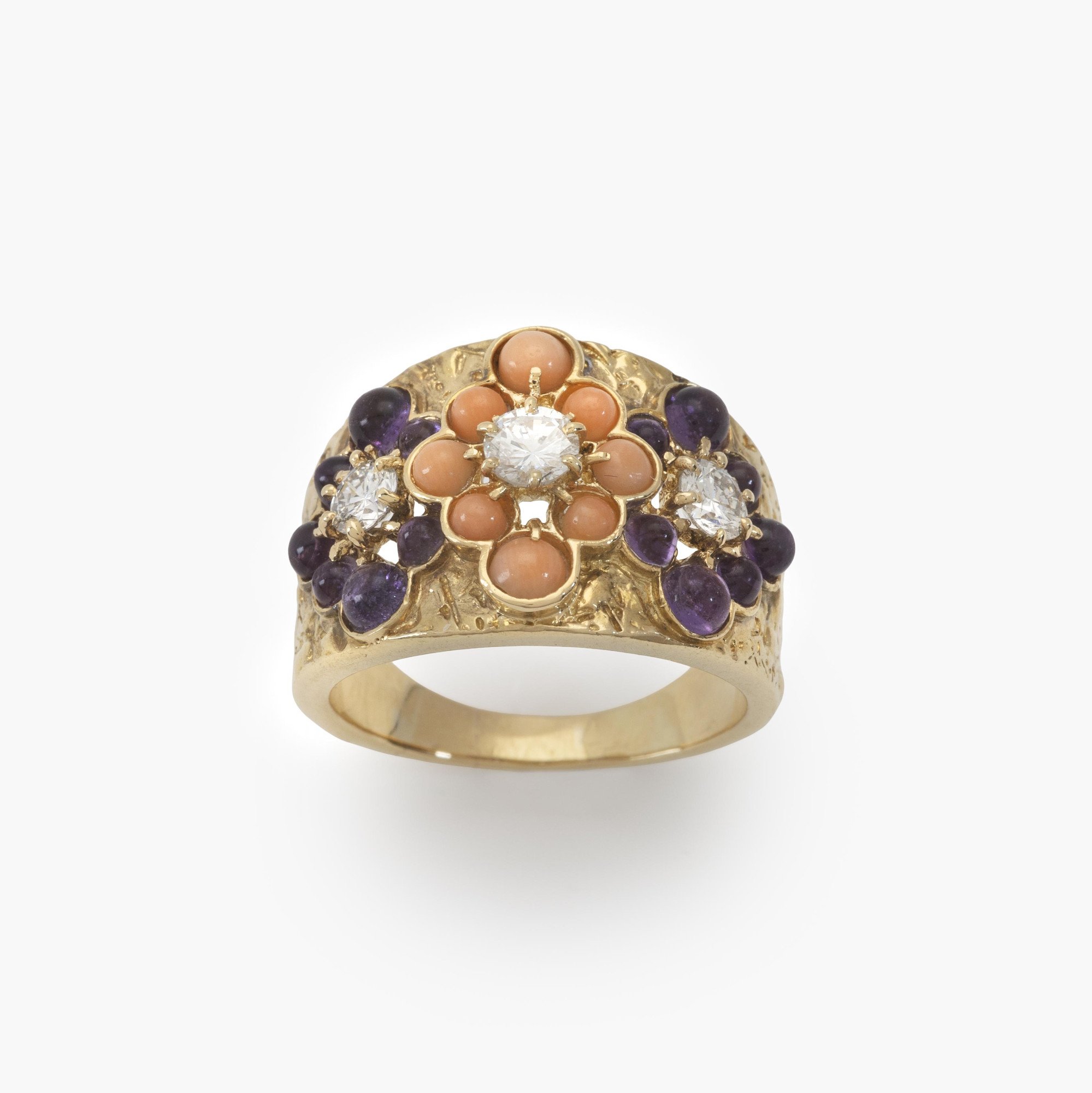 Een achttien karaat geelgouden ring met getextureerd oppervlak, bezet met koraal, amethist en diamant. Gesigneerd Van Cleef & Arpels, Parijs, ca 1970.