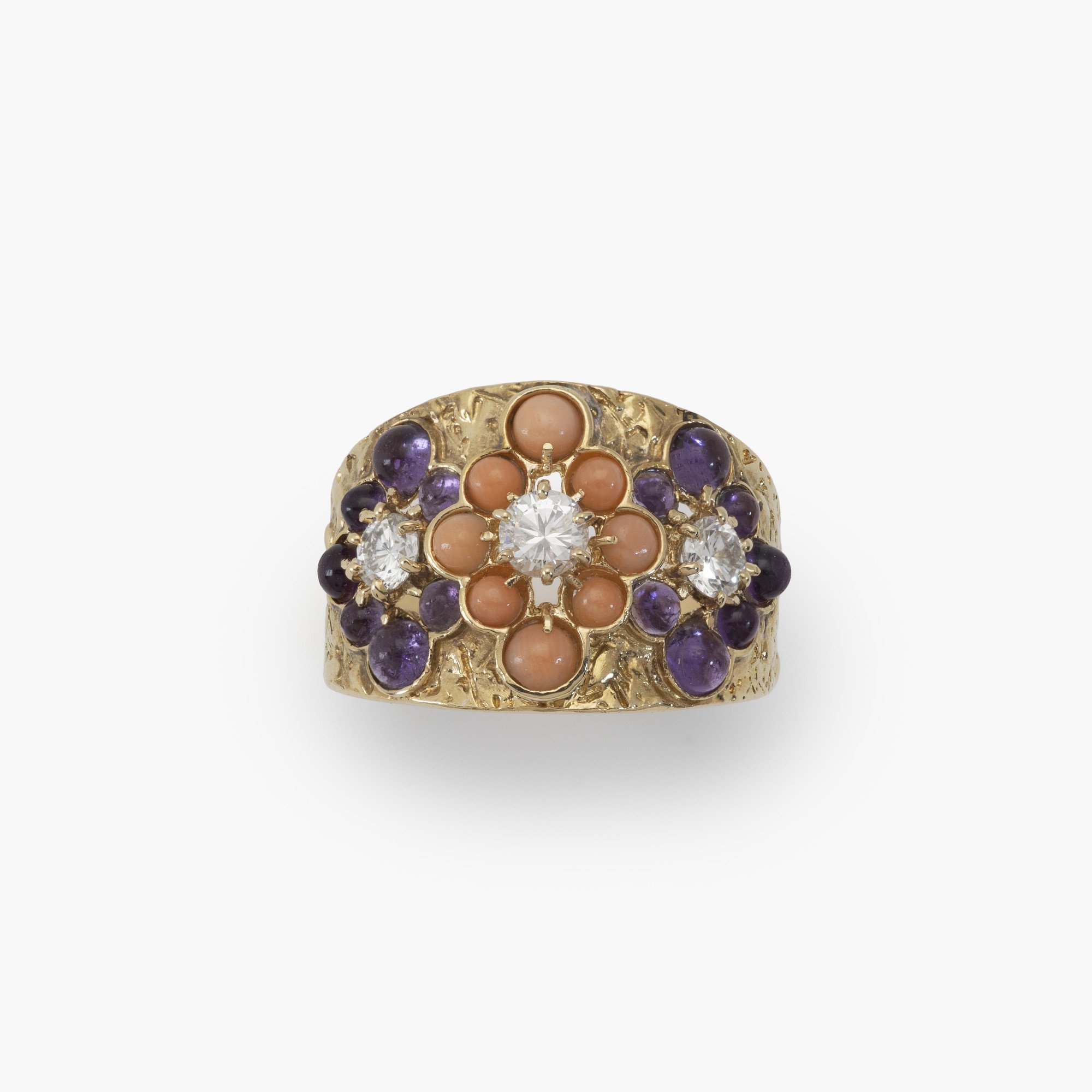 Een achttien karaat geelgouden ring met getextureerd oppervlak, bezet met koraal, amethist en diamant. Gesigneerd Van Cleef & Arpels, Parijs, ca 1970.