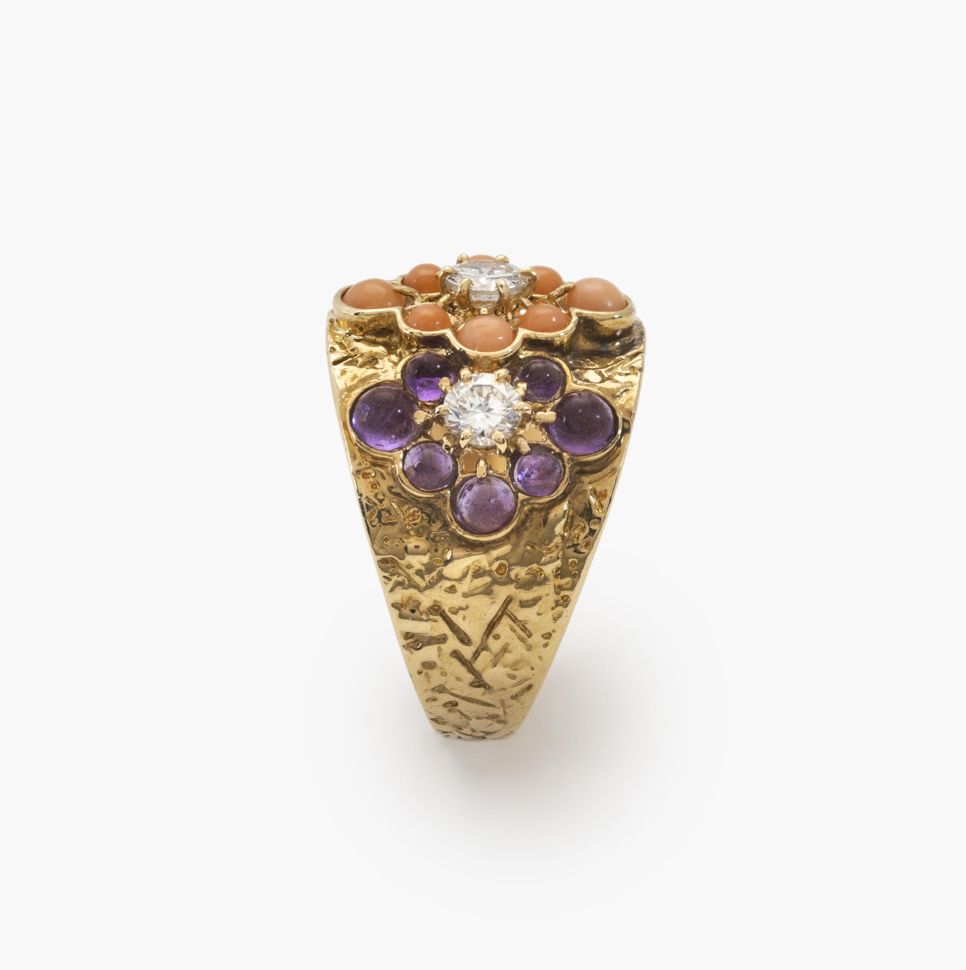 Een achttien karaat geelgouden ring met getextureerd oppervlak, bezet met koraal, amethist en diamant. Gesigneerd Van Cleef & Arpels, Parijs, ca 1970.