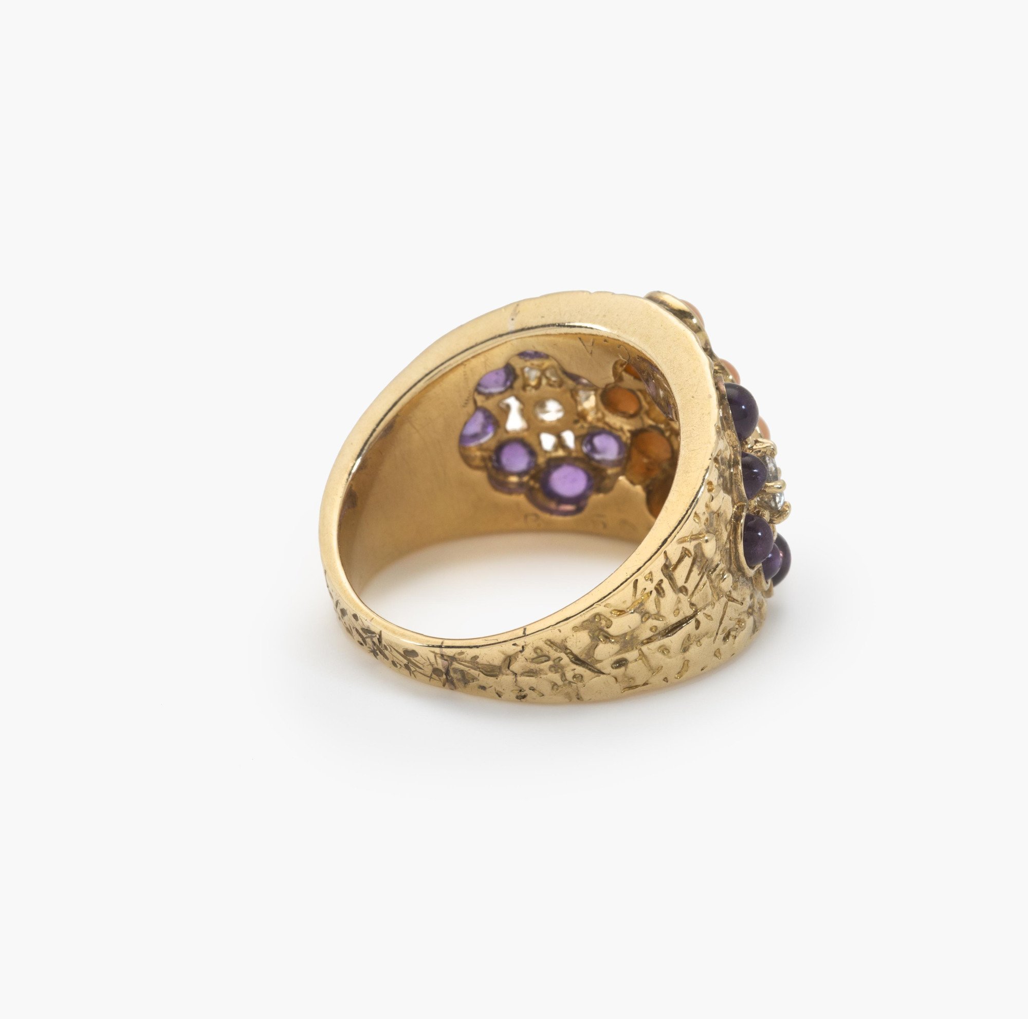 Een achttien karaat geelgouden ring met getextureerd oppervlak, bezet met koraal, amethist en diamant. Gesigneerd Van Cleef & Arpels, Parijs, ca 1970.
