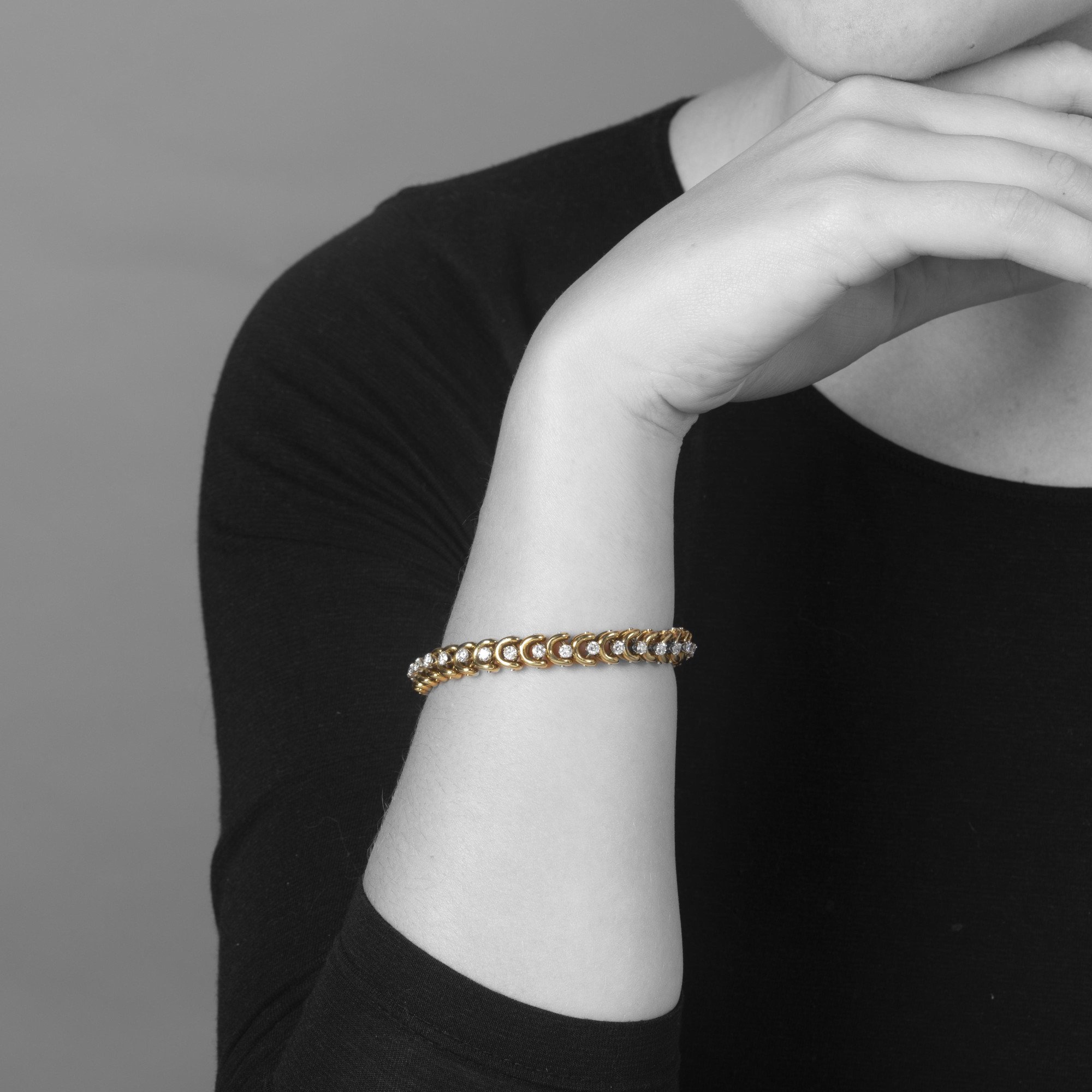 Een set van drie gelijke achttien karaat geelgouden armbanden; bezet met saffier, robijn en diamant. Van Cleef & Arpels, New York, in origineel etui.