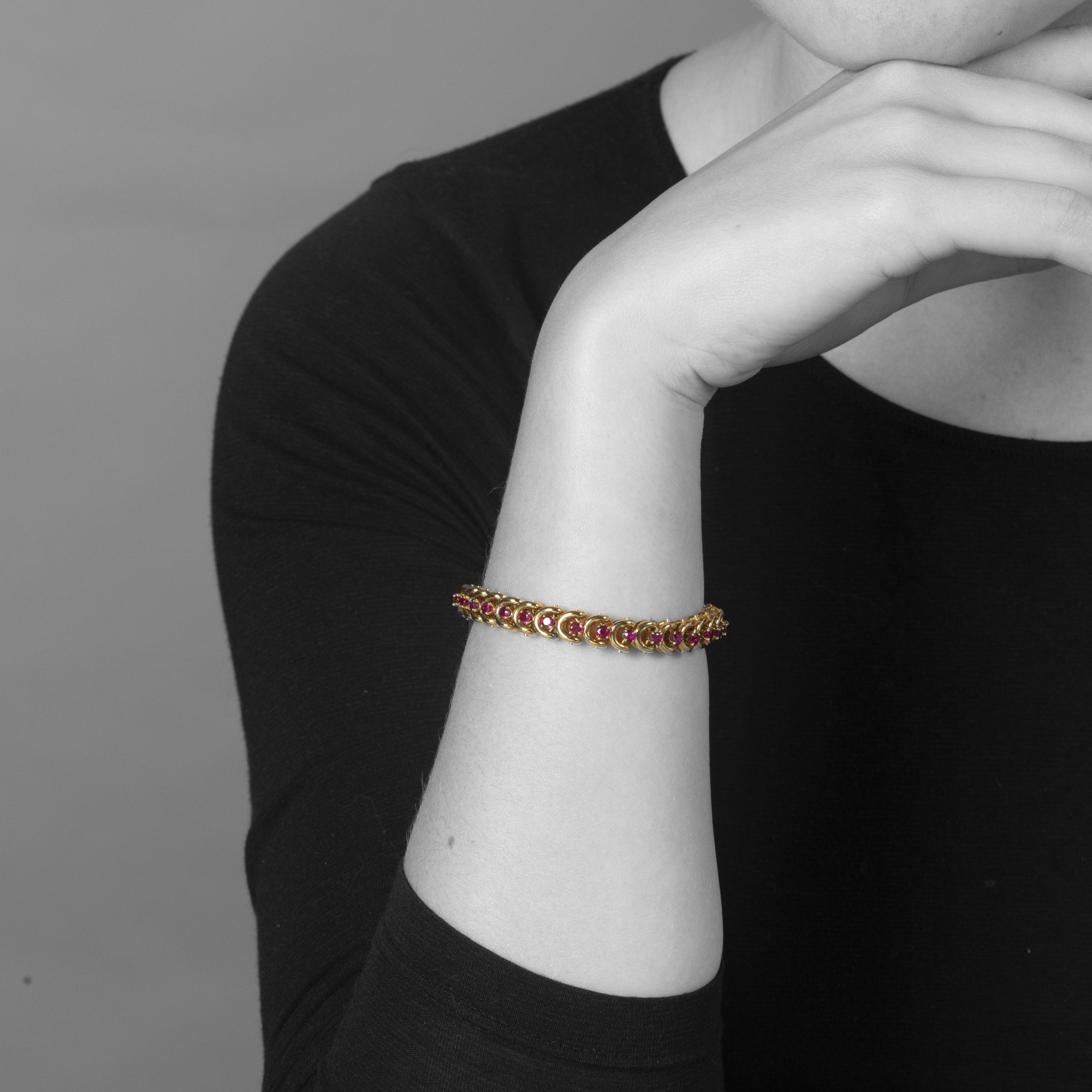 Een set van drie gelijke achttien karaat geelgouden armbanden; bezet met saffier, robijn en diamant. Van Cleef & Arpels, New York, in origineel etui.