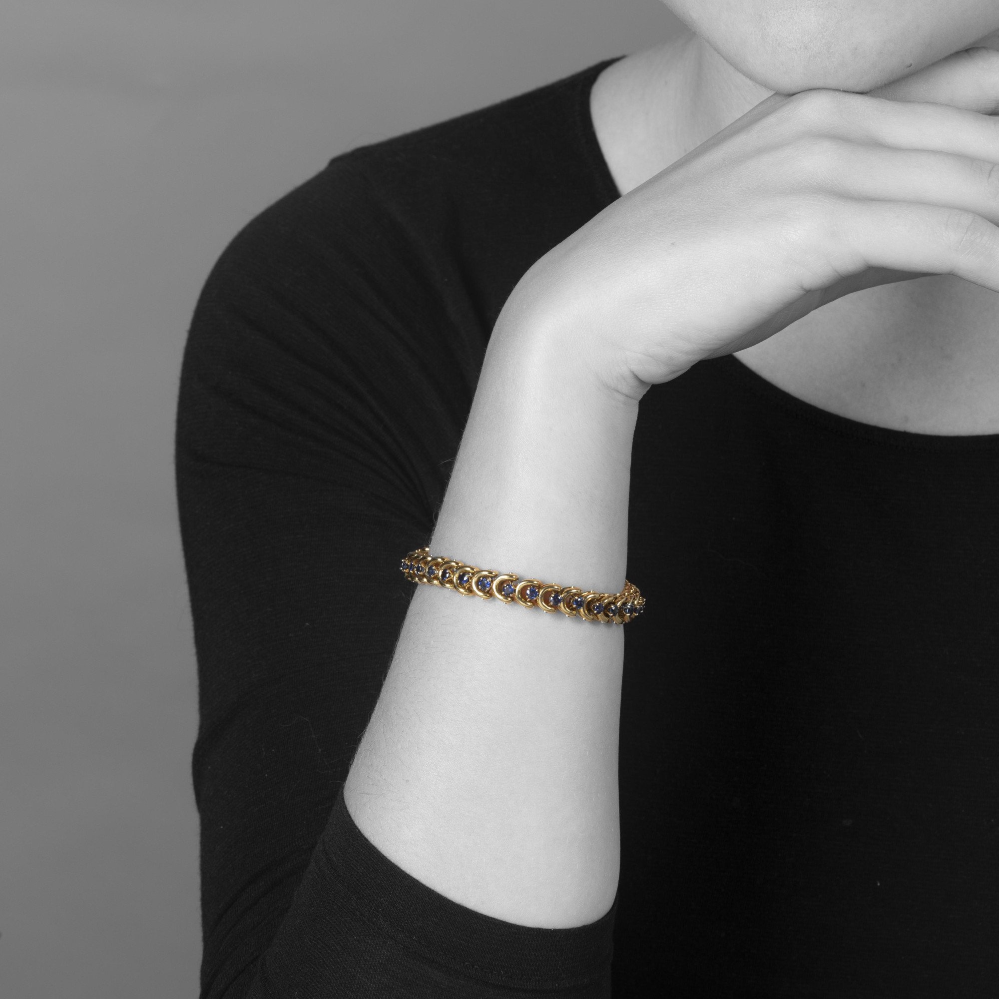 Een set van drie gelijke achttien karaat geelgouden armbanden; bezet met saffier, robijn en diamant. Van Cleef & Arpels, New York, in origineel etui.