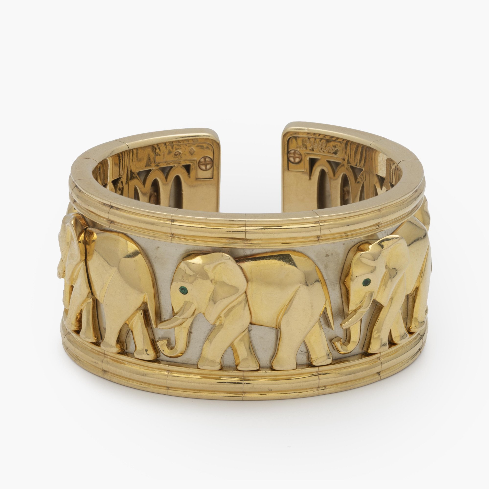 Een achttien karaat geelgouden armband ‘Djigar’ bestaande uit een band van vijf olifanten. Gesigneerd Cartier, Parijs, 1992. In origineel etui.