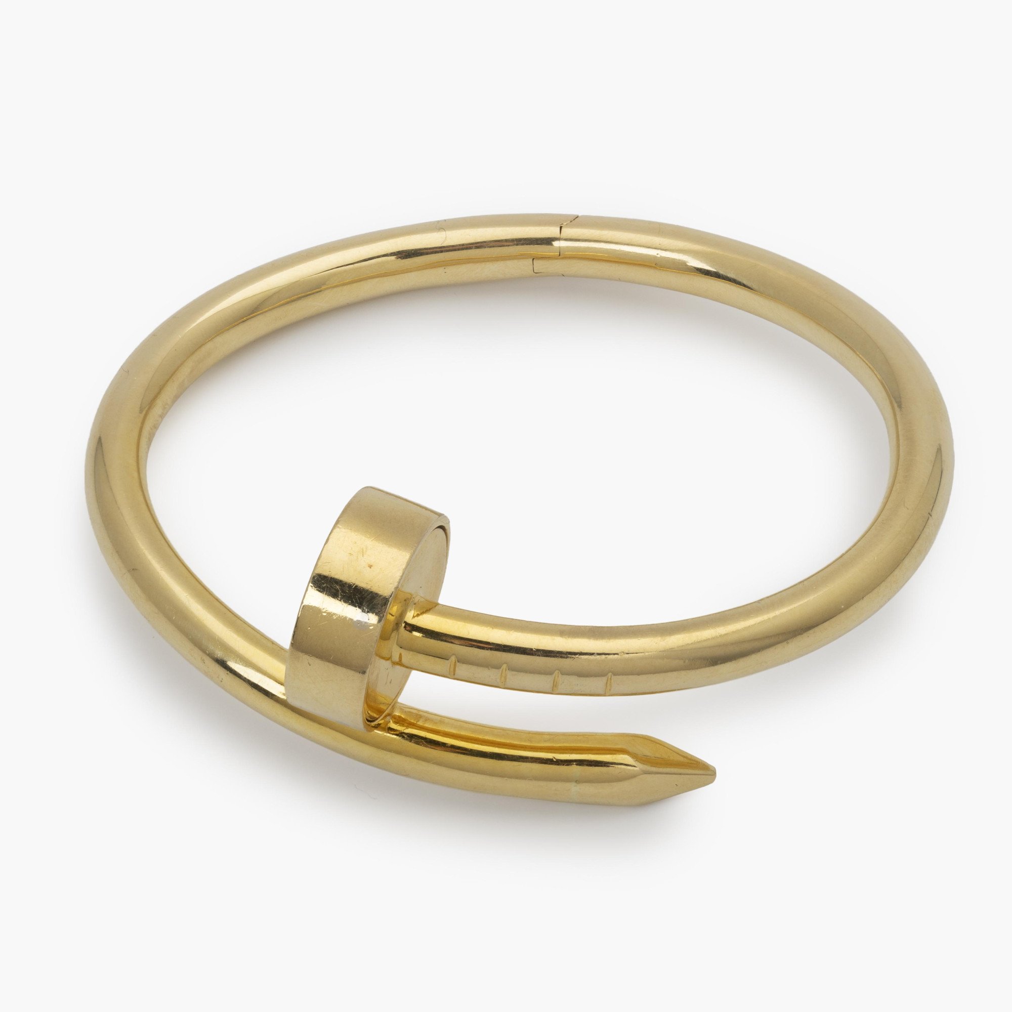 Een achttien karaat geelgouden armband ‘Juste un Clou’. Gesigneerd Aldo Cipullo, gedateerd 1971; het jaar waarin het originele ontwerp werd gelanceerd.