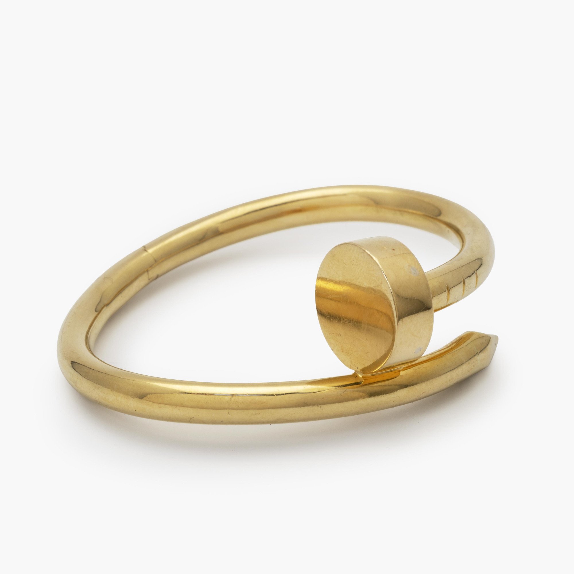 Een achttien karaat geelgouden armband ‘Juste un Clou’. Gesigneerd Aldo Cipullo, gedateerd 1971; het jaar waarin het originele ontwerp werd gelanceerd.