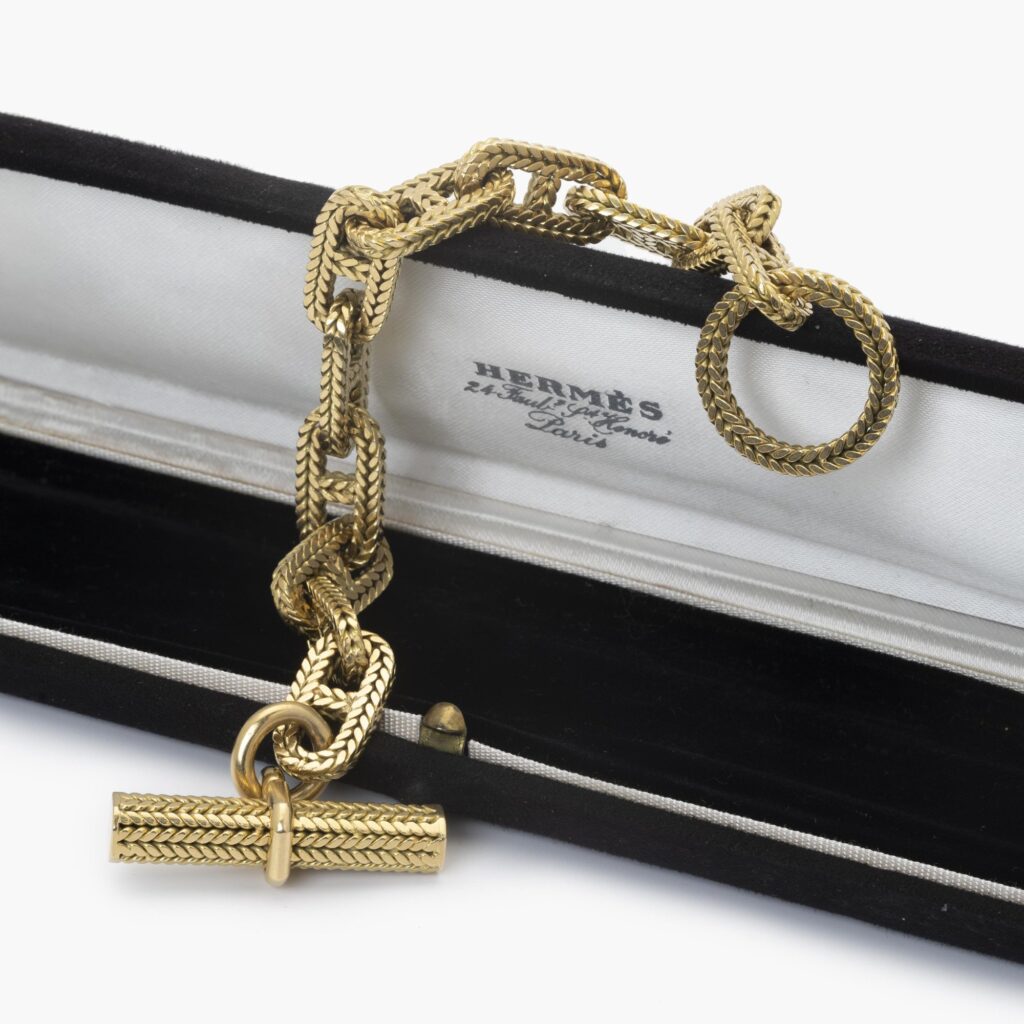 Een achttien karaat geelgouden armband “Chaîne d’Ancre”. Gesigneerd Hermès Paris, vervaardigd door Georges Lenfant ca.1970 en genummerd. Met origineel etui.