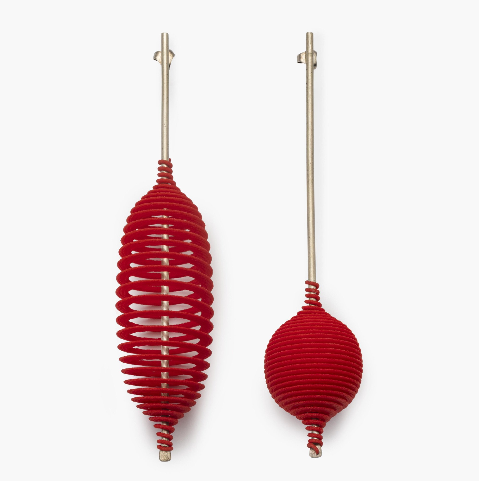 Een paar zilveren ‘Hot Ingo’ oorbellen met rode kunststof spiraal, laser gesneden uit polyamide. Ontwerp Ron Arad, heruitgave uit 2016. In originele doos