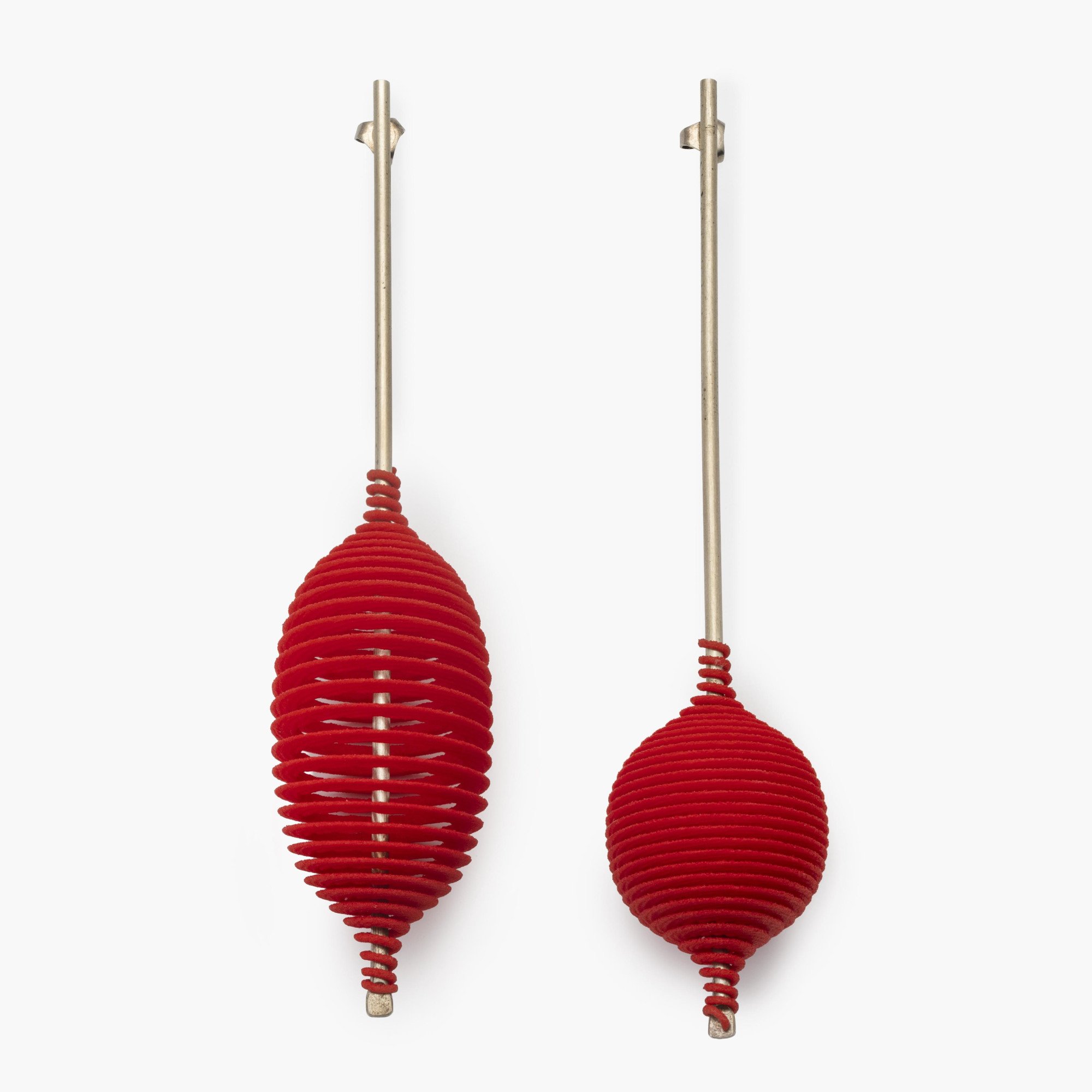 Een paar zilveren ‘Hot Ingo’ oorbellen met rode kunststof spiraal, laser gesneden uit polyamide. Ontwerp Ron Arad, heruitgave uit 2016. In originele doos