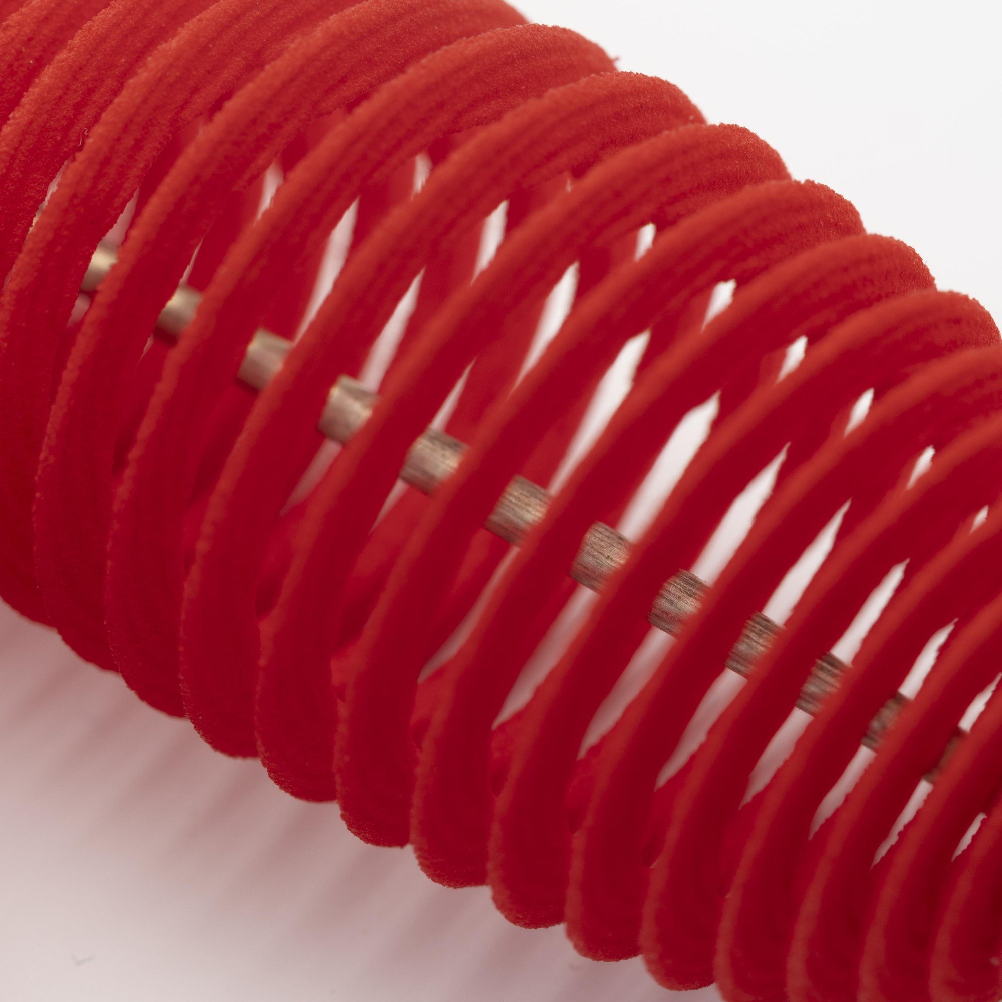 Een paar zilveren ‘Hot Ingo’ oorbellen met rode kunststof spiraal, laser gesneden uit polyamide. Ontwerp Ron Arad, heruitgave uit 2016. In originele doos
