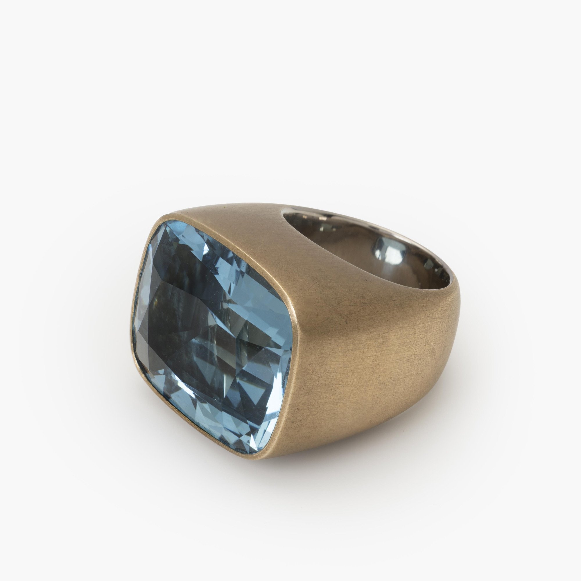 Een grote mantelring in brons en achttien karaat witgoud, bezet met een aquamarijn. Gesigneerd Hemmerle, vervaardigd in München. Met origineel etui.