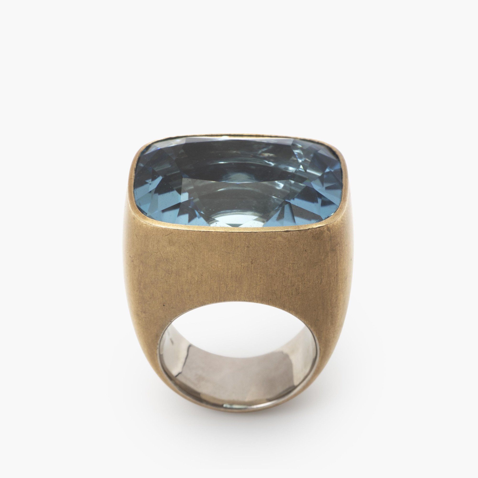 Een grote mantelring in brons en achttien karaat witgoud, bezet met een aquamarijn. Gesigneerd Hemmerle, vervaardigd in München. Met origineel etui.