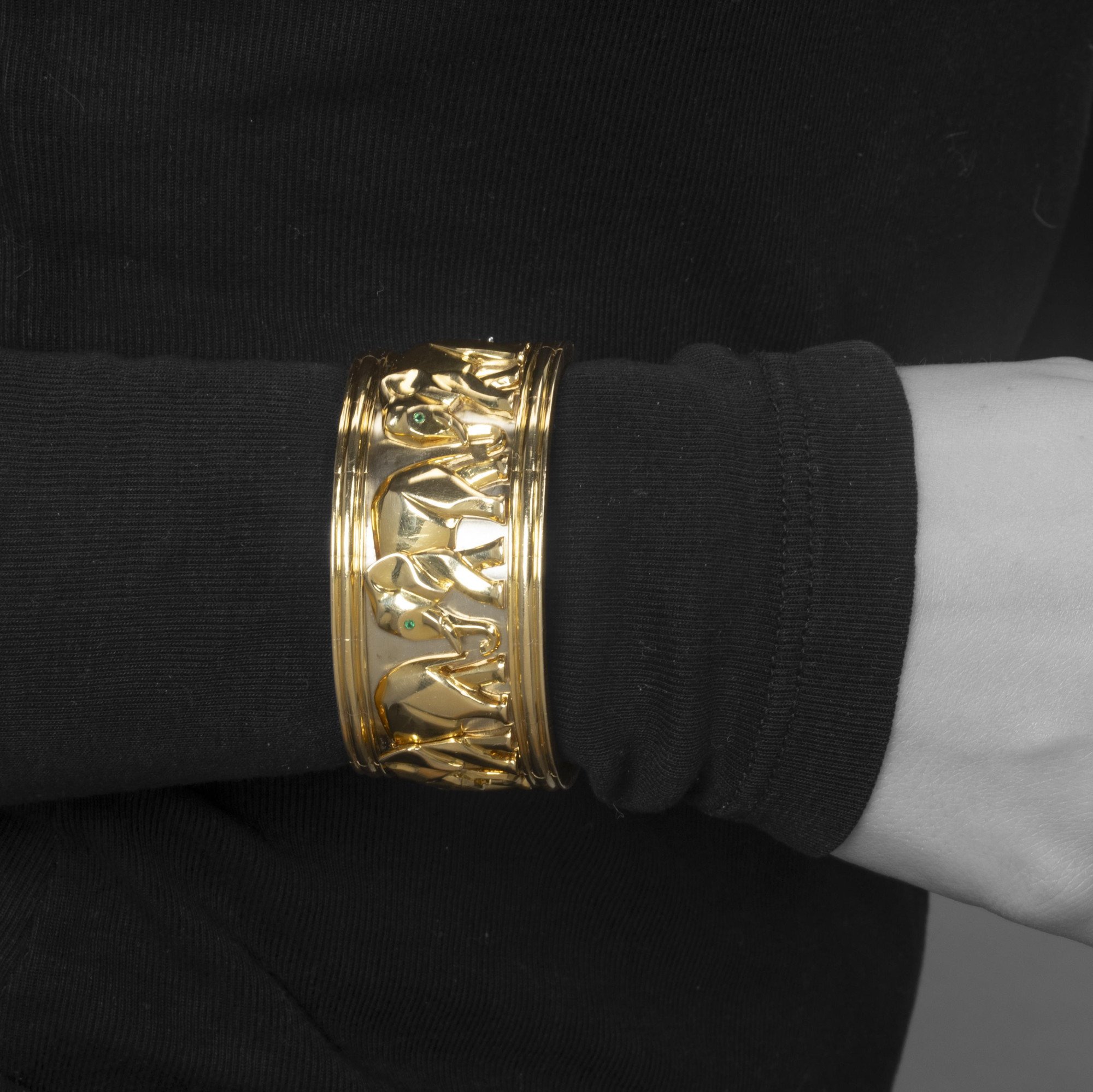 Een achttien karaat geelgouden armband ‘Djigar’ bestaande uit een band van vijf olifanten. Gesigneerd Cartier, Parijs, 1992. In origineel etui.