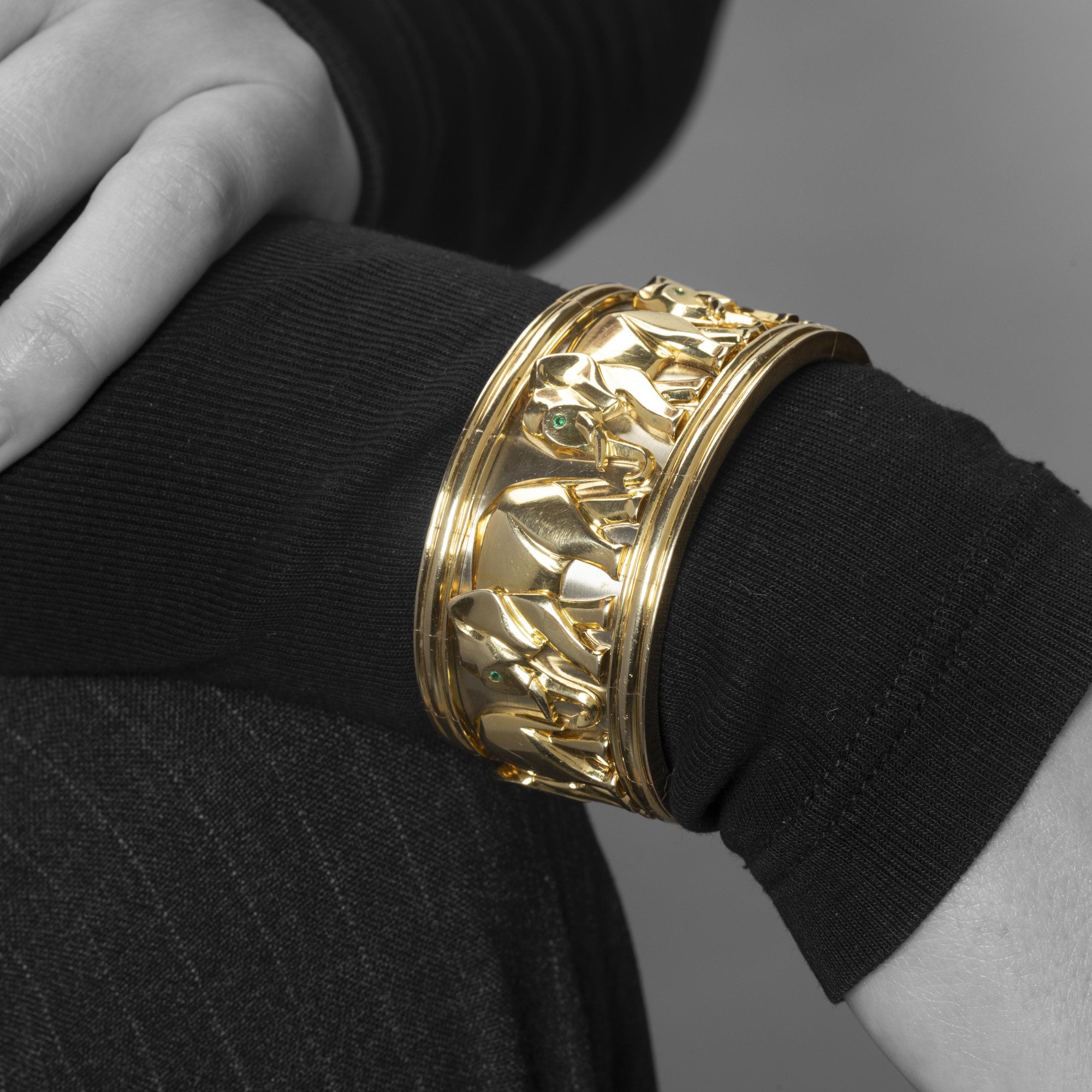 Een achttien karaat geelgouden armband ‘Djigar’ bestaande uit een band van vijf olifanten. Gesigneerd Cartier, Parijs, 1992. In origineel etui.