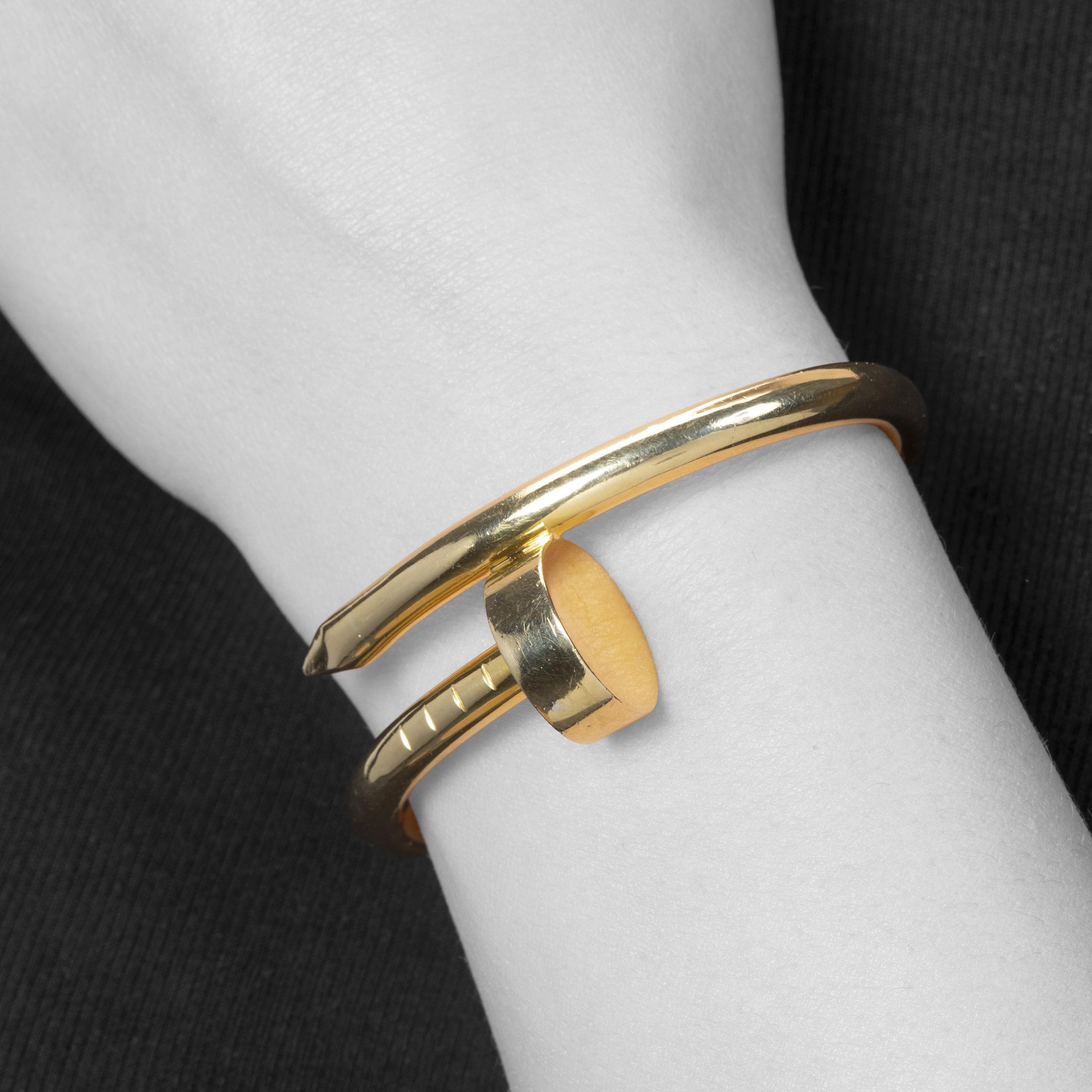 Een achttien karaat geelgouden armband ‘Juste un Clou’. Gesigneerd Aldo Cipullo, gedateerd 1971; het jaar waarin het originele ontwerp werd gelanceerd.