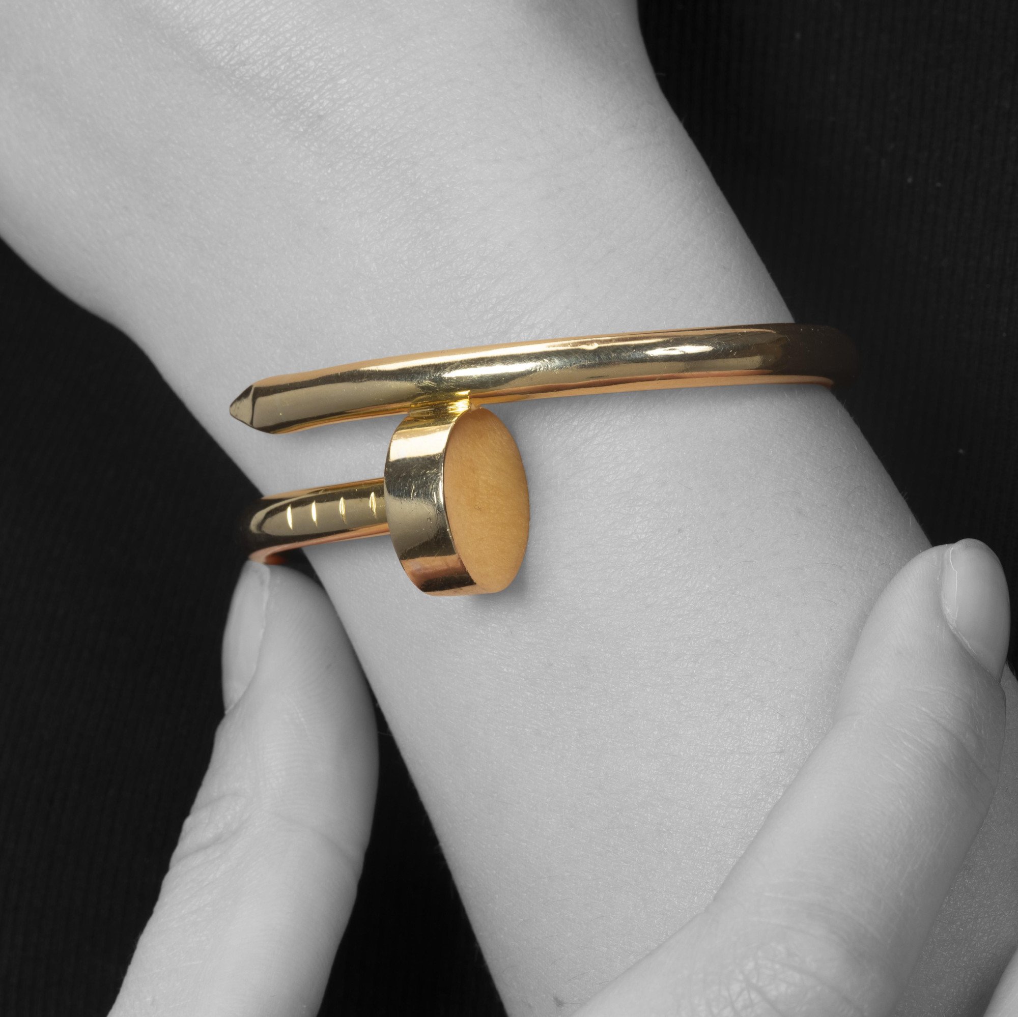 Een achttien karaat geelgouden armband ‘Juste un Clou’. Gesigneerd Aldo Cipullo, gedateerd 1971; het jaar waarin het originele ontwerp werd gelanceerd.