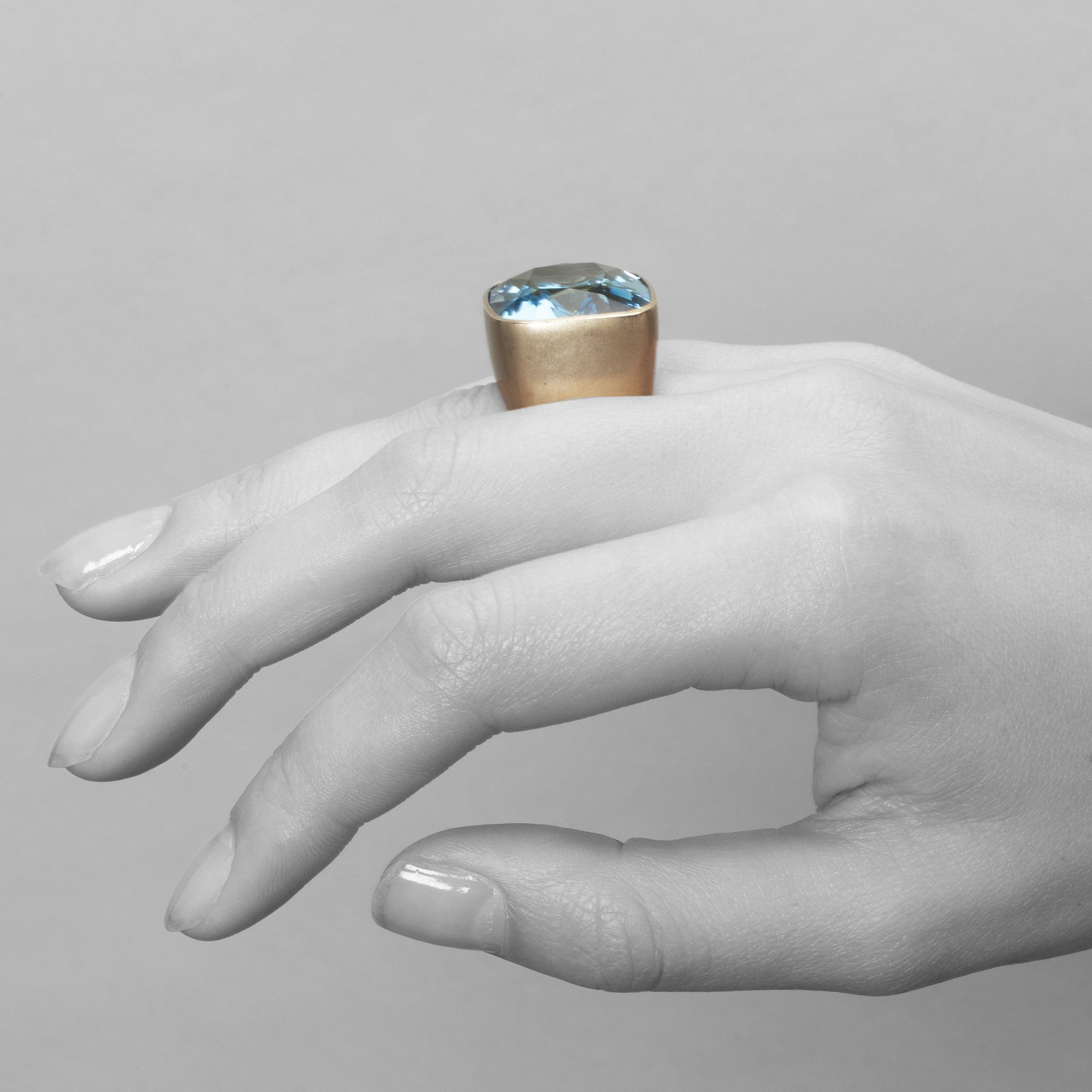 Een grote mantelring in brons en achttien karaat witgoud, bezet met een aquamarijn. Gesigneerd Hemmerle, vervaardigd in München. Met origineel etui.