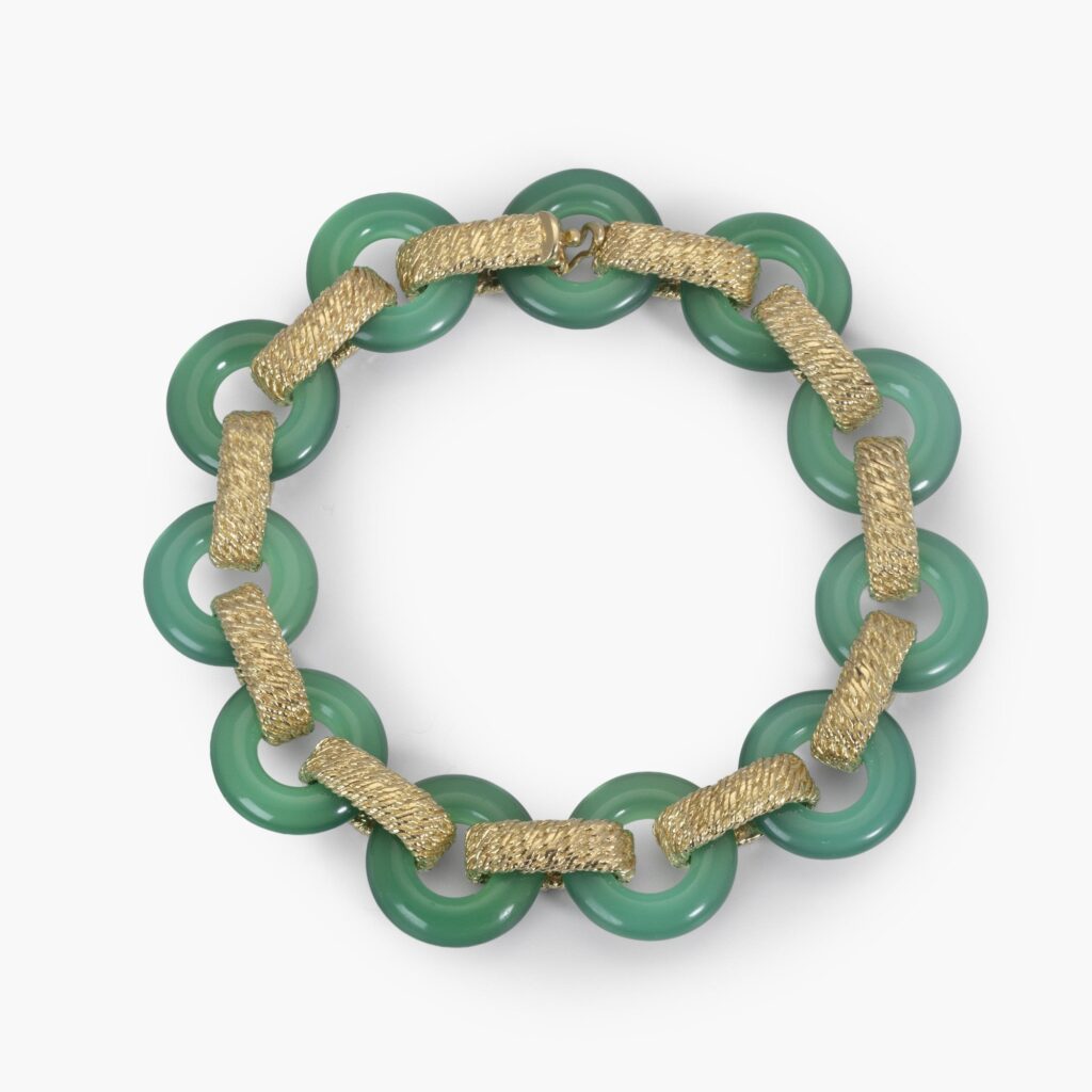 Een achttien karaat geelgouden armband met ringen van groen agaat en schakels met geweven textuur. Gesigneerd Van Cleef & Arpels, Parijs, gedateerd 1968.