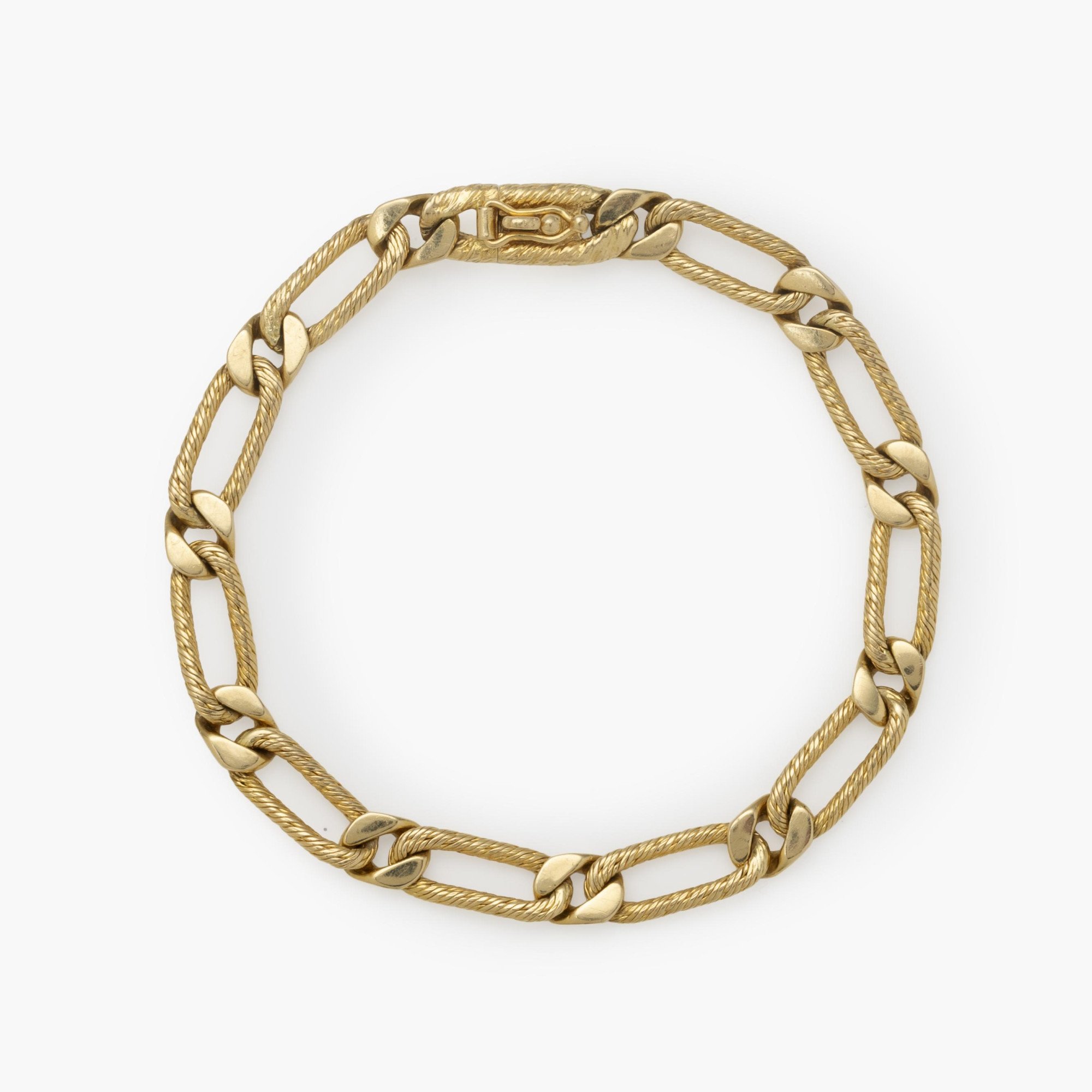Een achttien karaat geelgouden zgn. Figaro armband gesigneerd Fred, Parijs, vervaardigd omstreeks 1970. Met meesterteken van Georges Lenfant, Parijs.