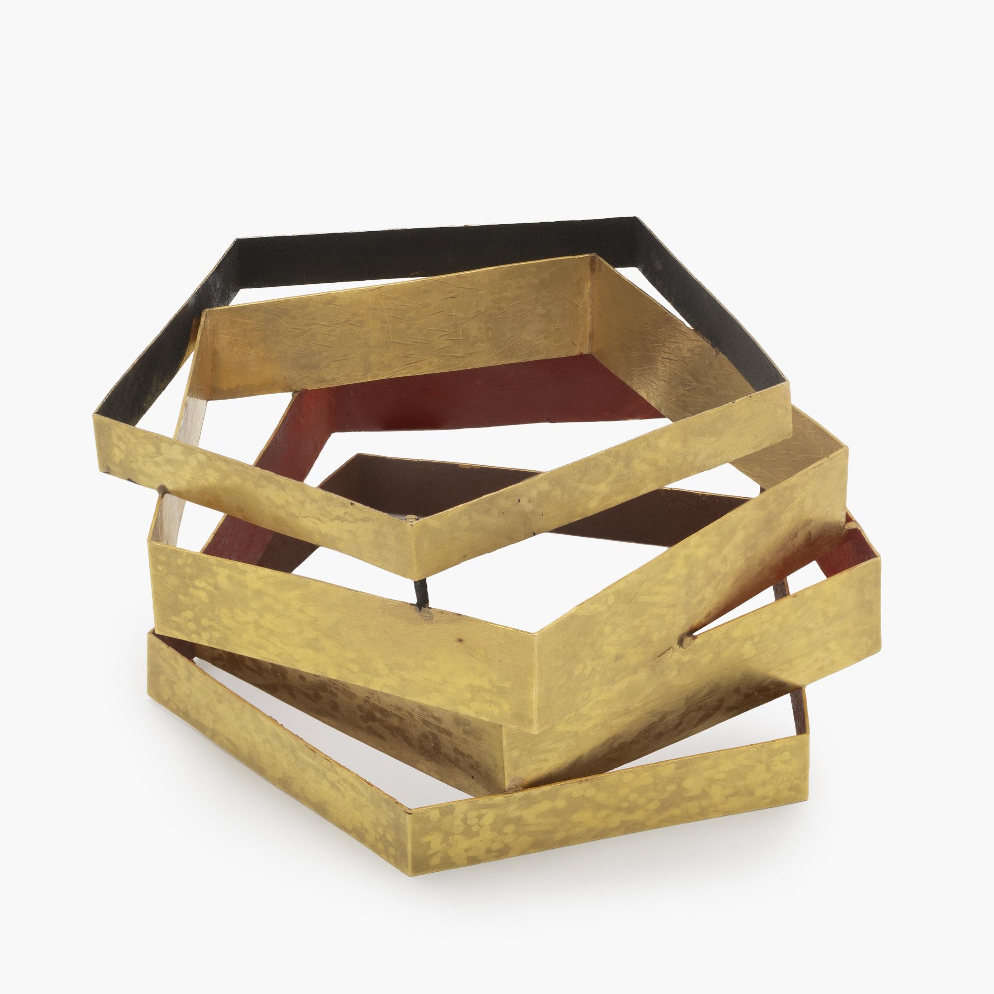 Een achttien karaat geelgouden armband met pigment (bruin, rood en zwart). Gesigneerd G. Babetto, Padua, vervaardigd omstreeks 2012.