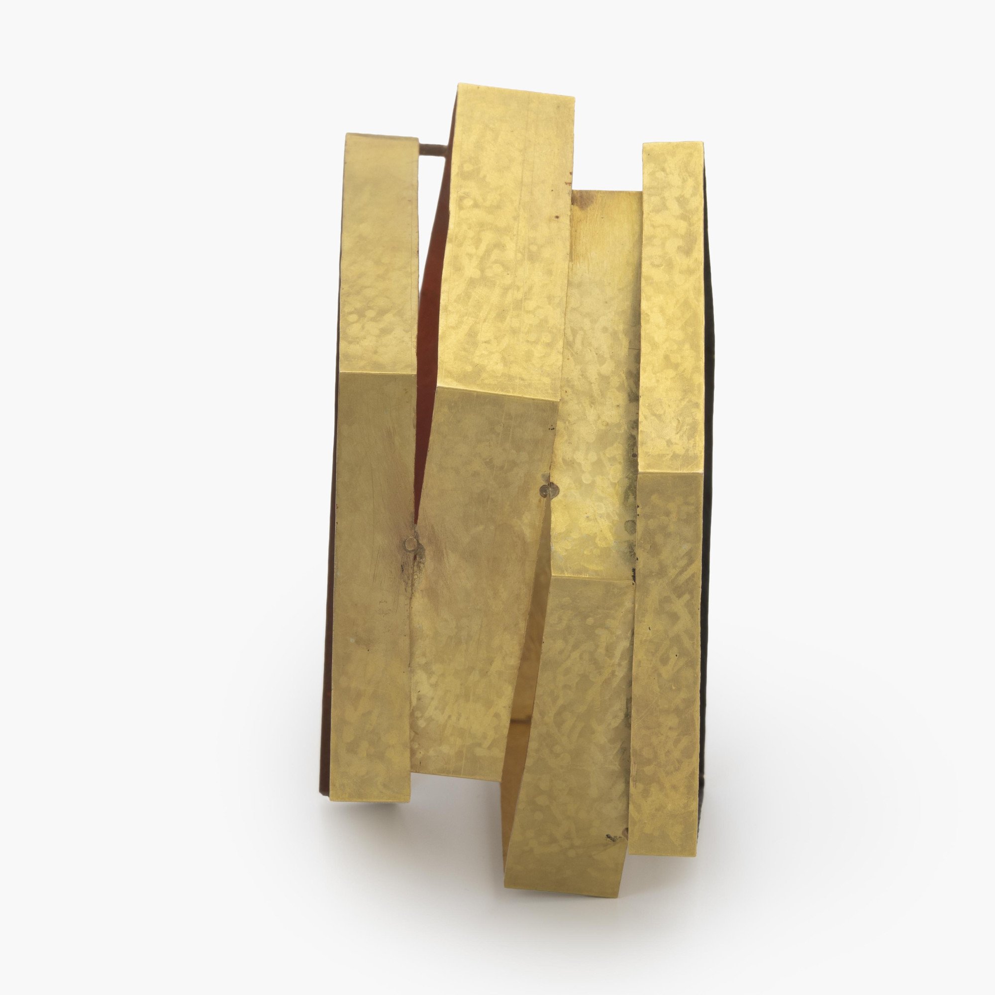 Een achttien karaat geelgouden armband met pigment (bruin, rood en zwart). Gesigneerd G. Babetto, Padua, vervaardigd omstreeks 2012.