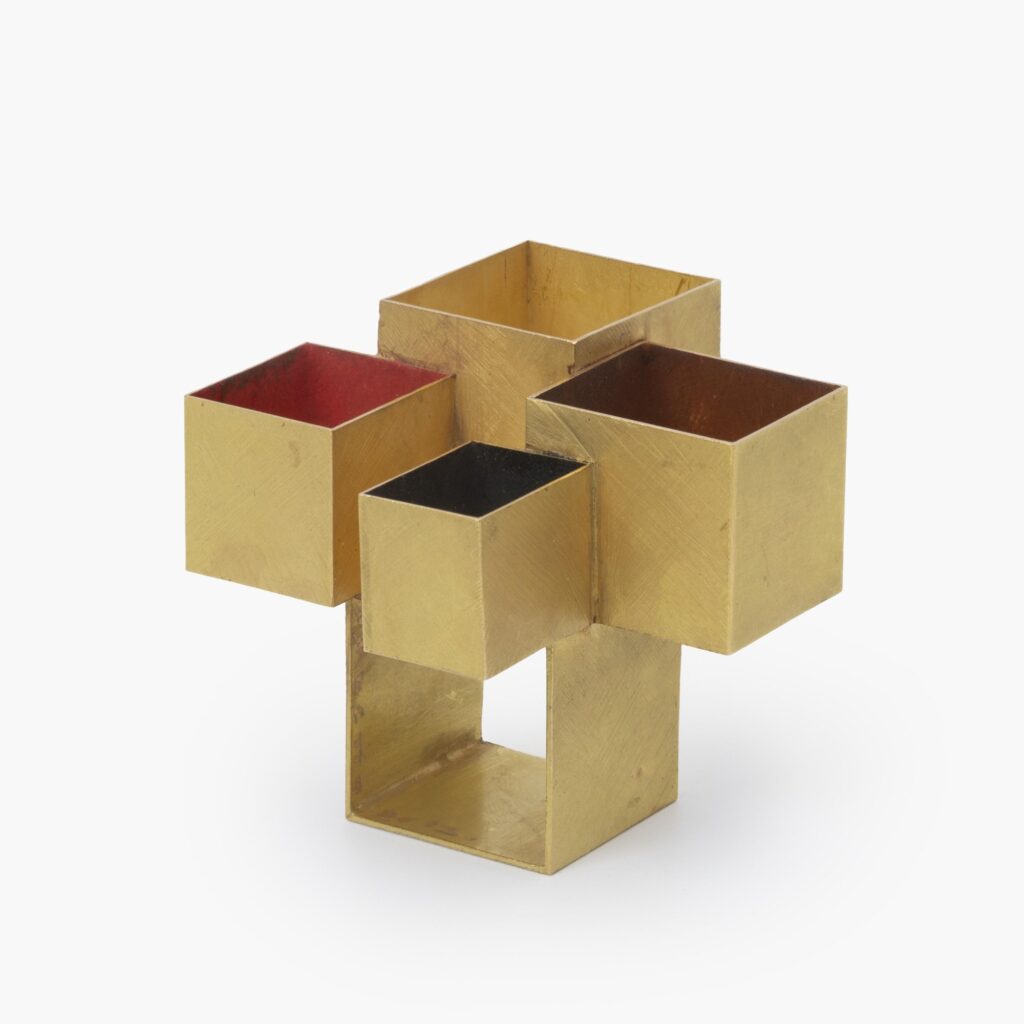 Een achttien karaat geelgouden ring bestaande kubussen in verschillende maten, en deels met pigment (rood, bruin en zwart). Gesigneerd G. Babetto, 2013.