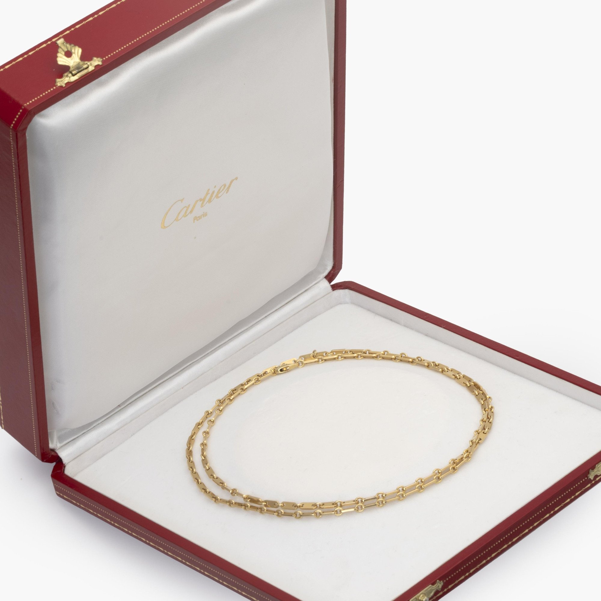 Een achttien karaat geelgouden collier ‘Fidelity’. Gesigneerd Cartier, vervaardigd omstreeks 1990 en genummerd. Met origineel etui.