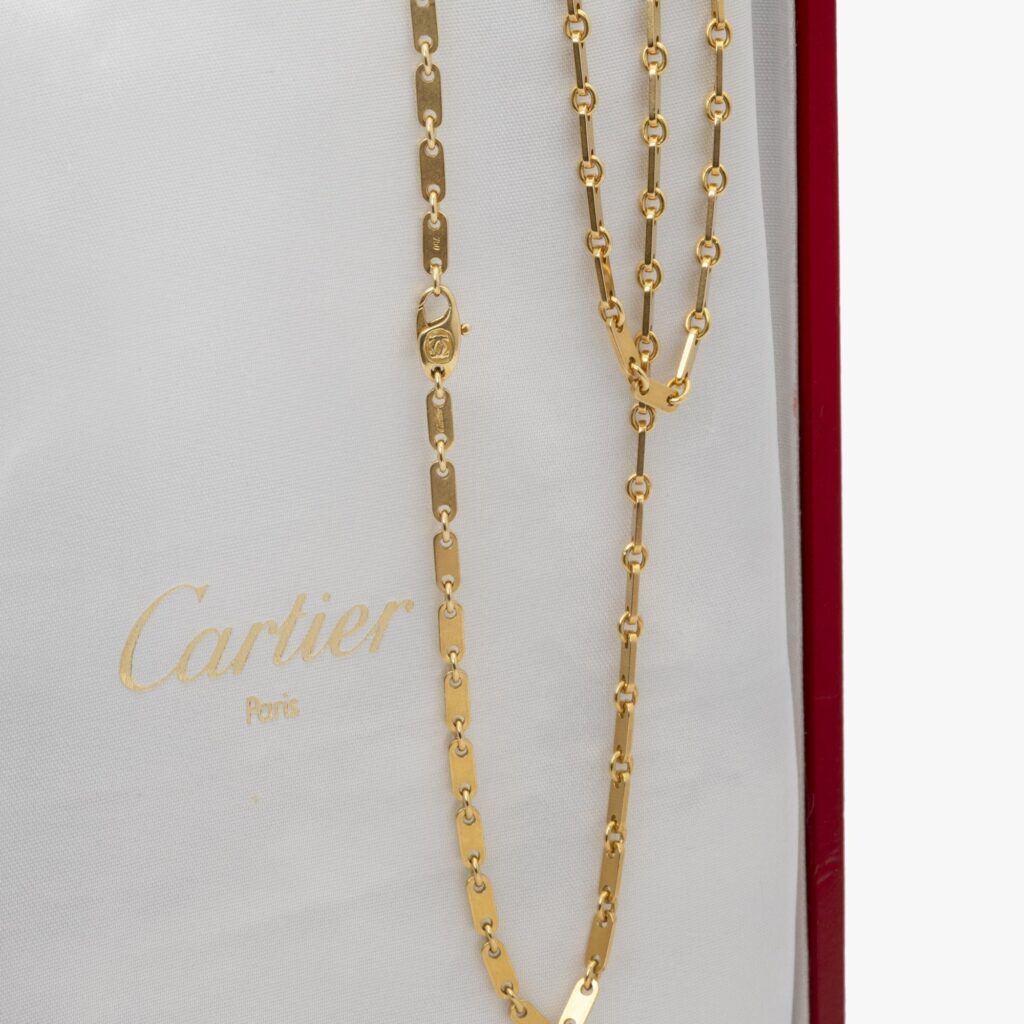 Een achttien karaat geelgouden collier ‘Fidelity’. Gesigneerd Cartier, vervaardigd omstreeks 1990 en genummerd. Met origineel etui.