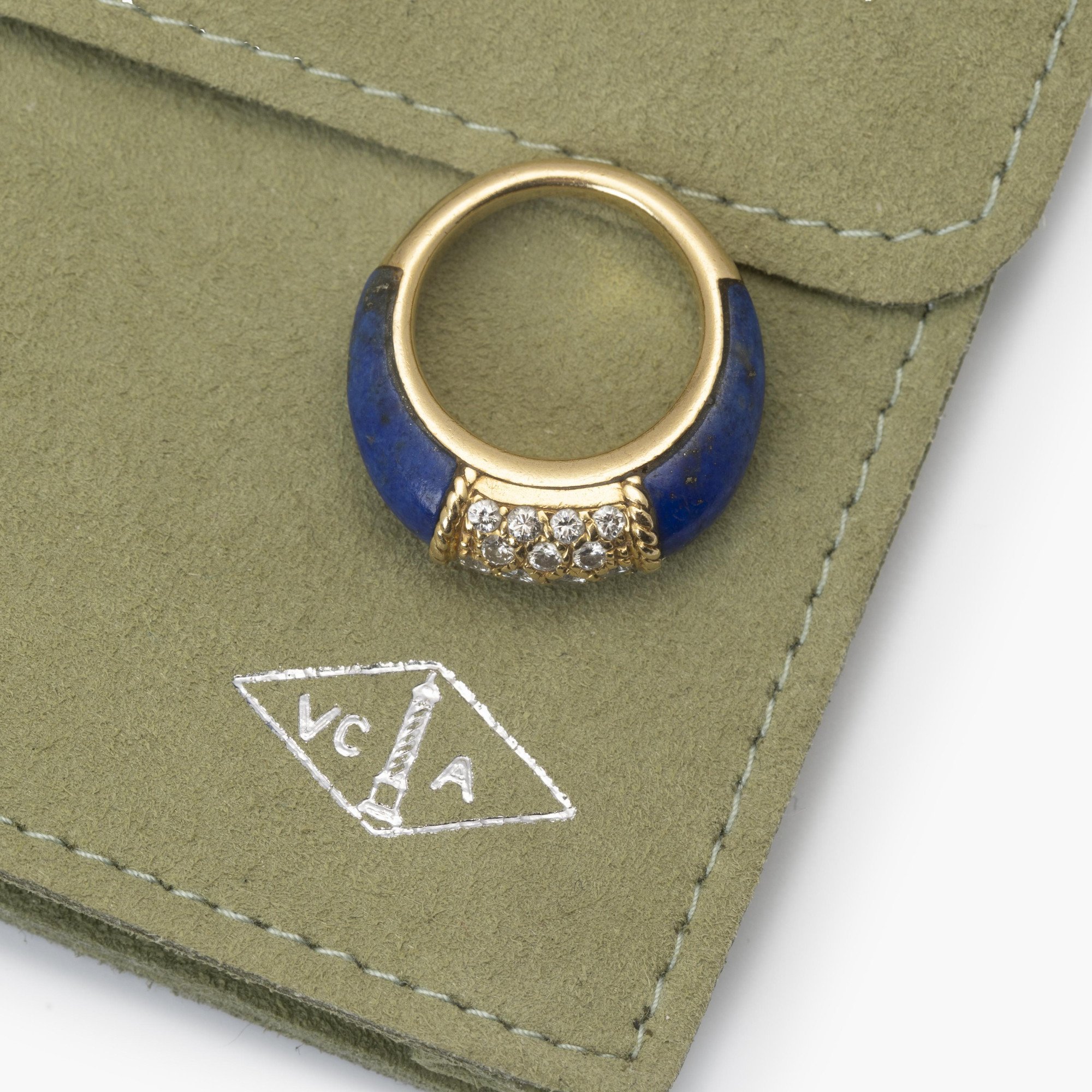 Een achttien karaat geelgouden ring “Philippine”, bezet met diamant en lapis lazuli. Gesigneerd Van Cleef & Arpels, gedateerd 1968. Met originele pouch.