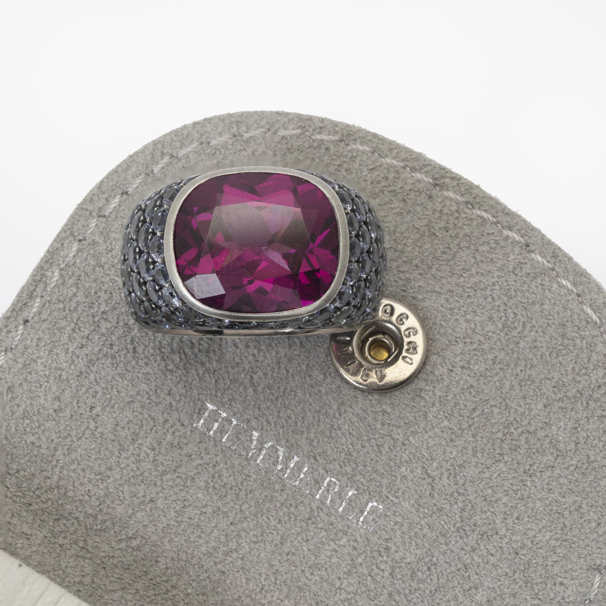 Een achttien karaat witgoud en zilveren ring bezet met een zeldzame paarse granaat en kleine paars-blauwe ‘colour change’ granaten. Hemmerle, München.