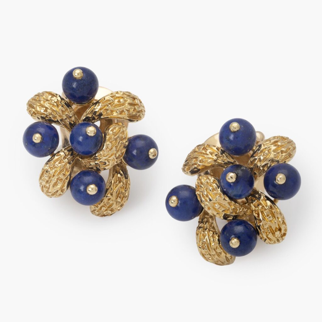Een paar achttien karaat geelgouden oorclips, bezet met lapis lazuli. Gesigneerd Van Cleef & Arpels Parijs en genummerd. Gedateerd ’67. 