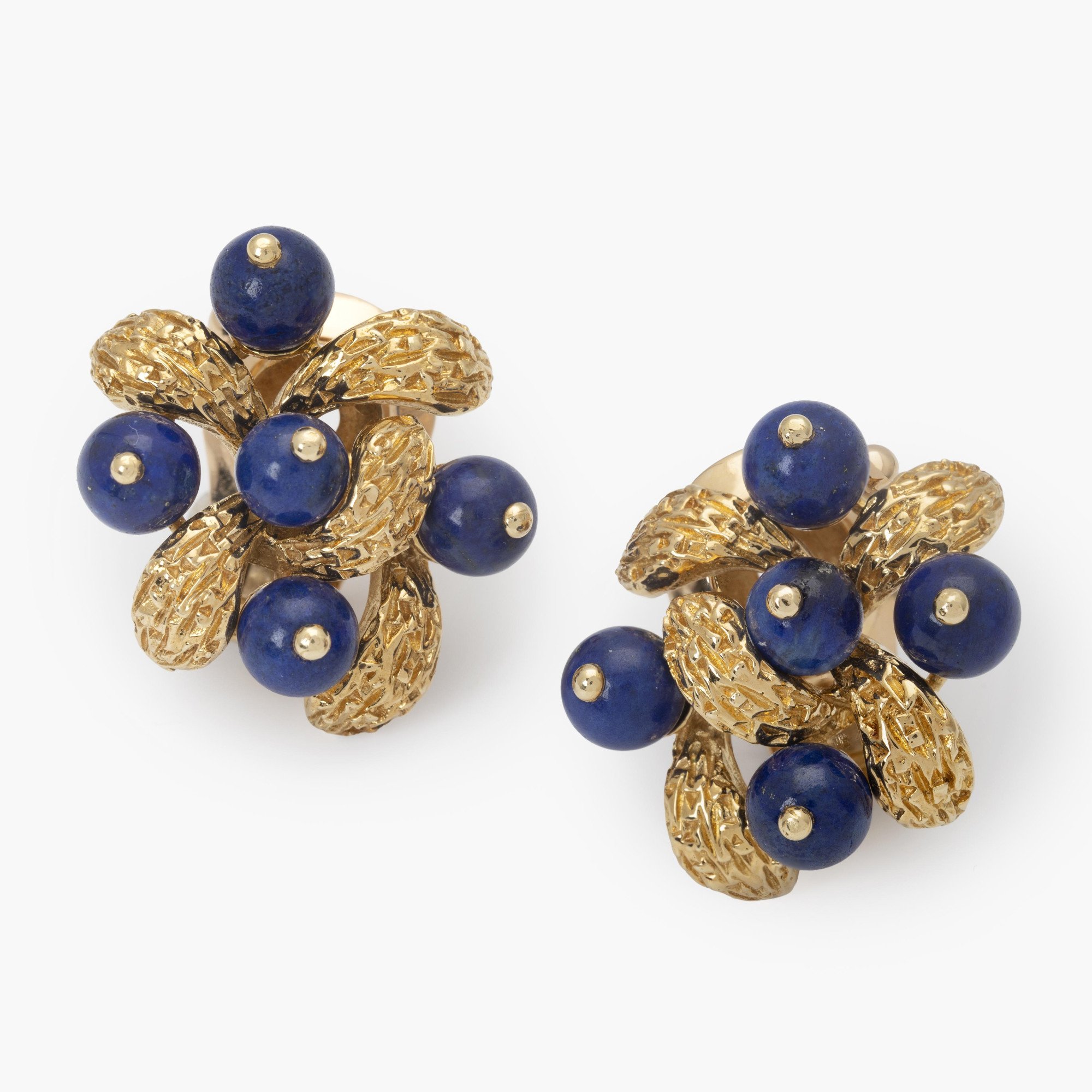 Een paar achttien karaat geelgouden oorclips, bezet met lapis lazuli. Gesigneerd Van Cleef & Arpels Parijs en genummerd. Gedateerd ’67.