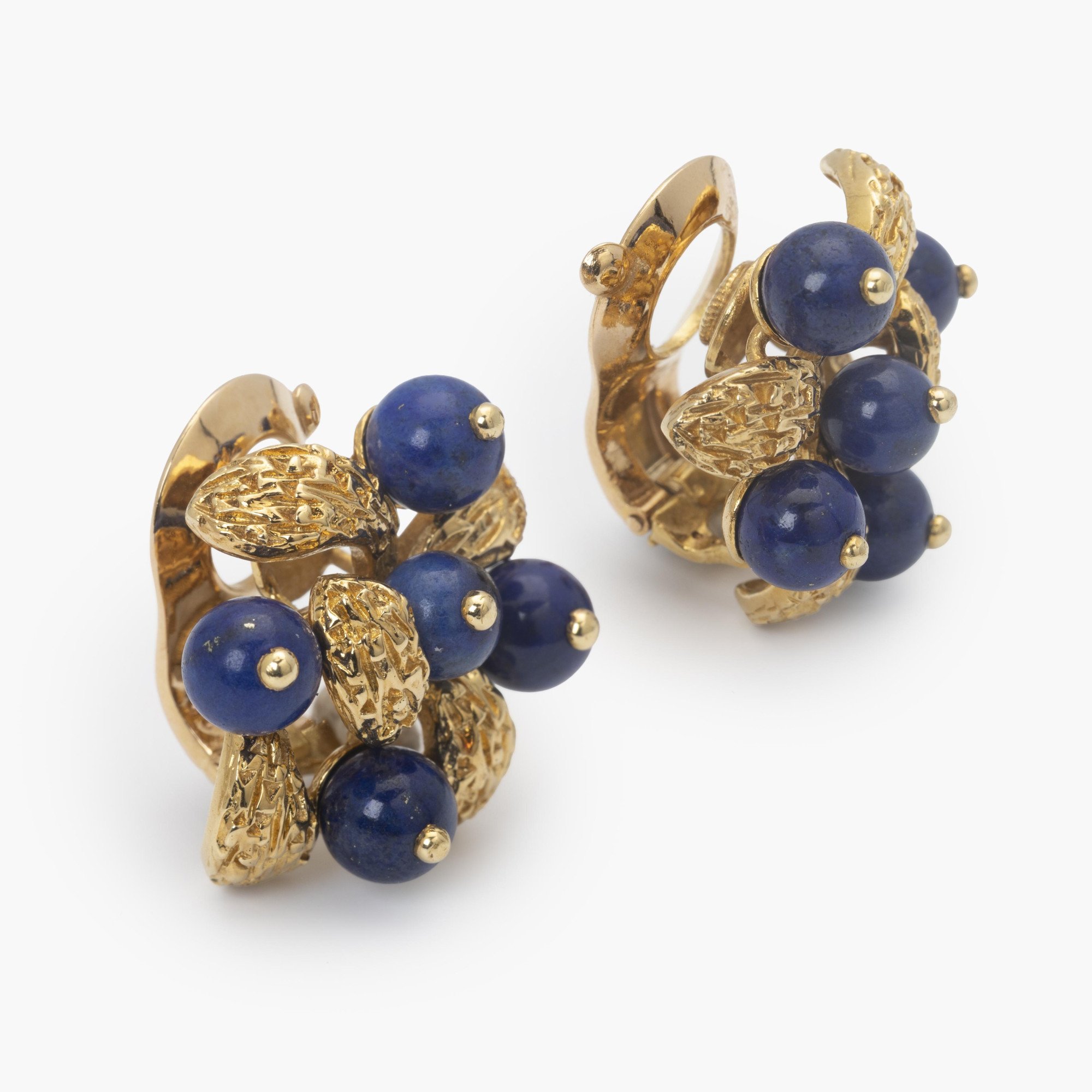 Een paar achttien karaat geelgouden oorclips, bezet met lapis lazuli. Gesigneerd Van Cleef & Arpels en genummerd. Gedateerd 1967.
