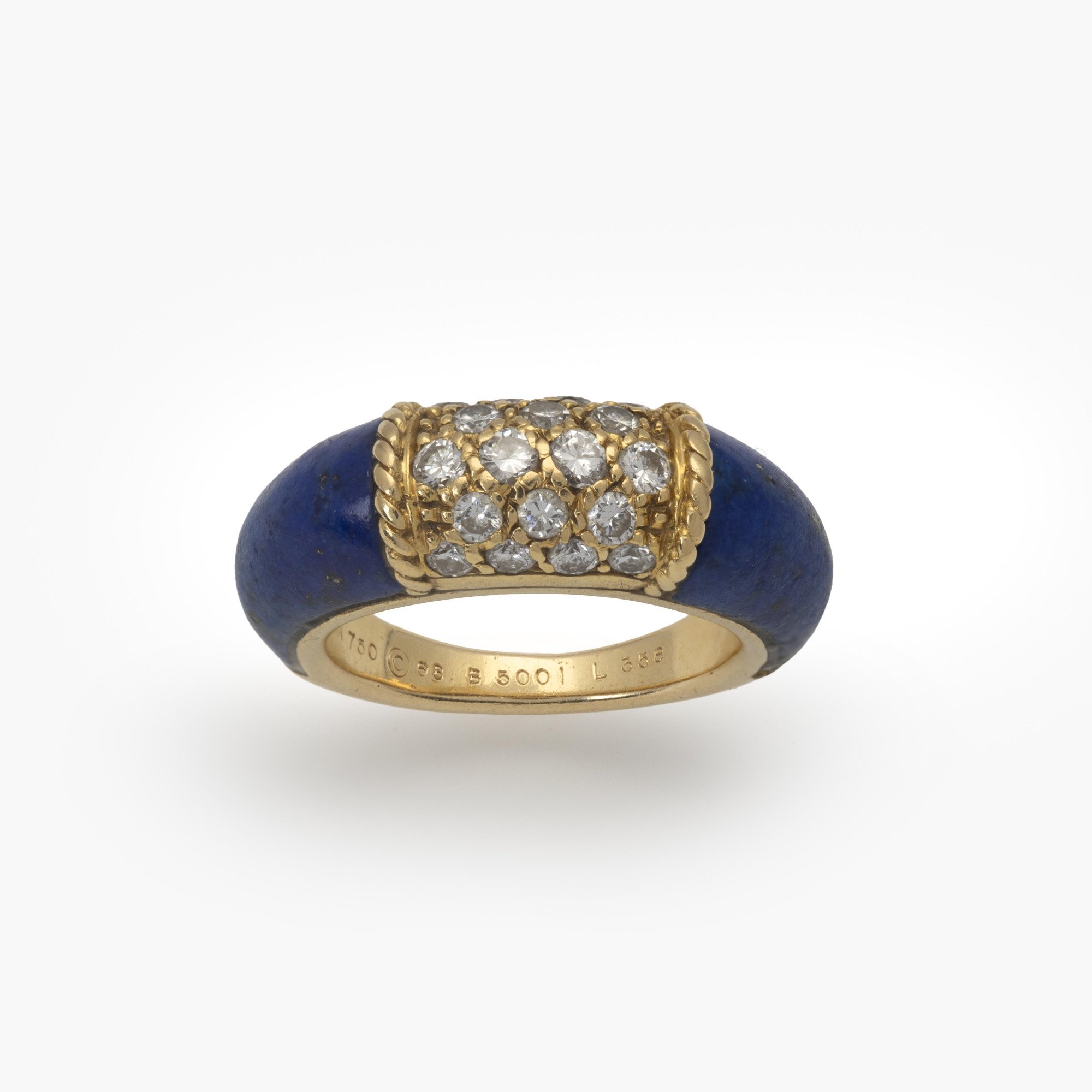 Een achttien karaat geelgouden ring “Philippine”, bezet met diamant en lapis lazuli. Gesigneerd Van Cleef & Arpels, gedateerd 1968. Met originele pouch.