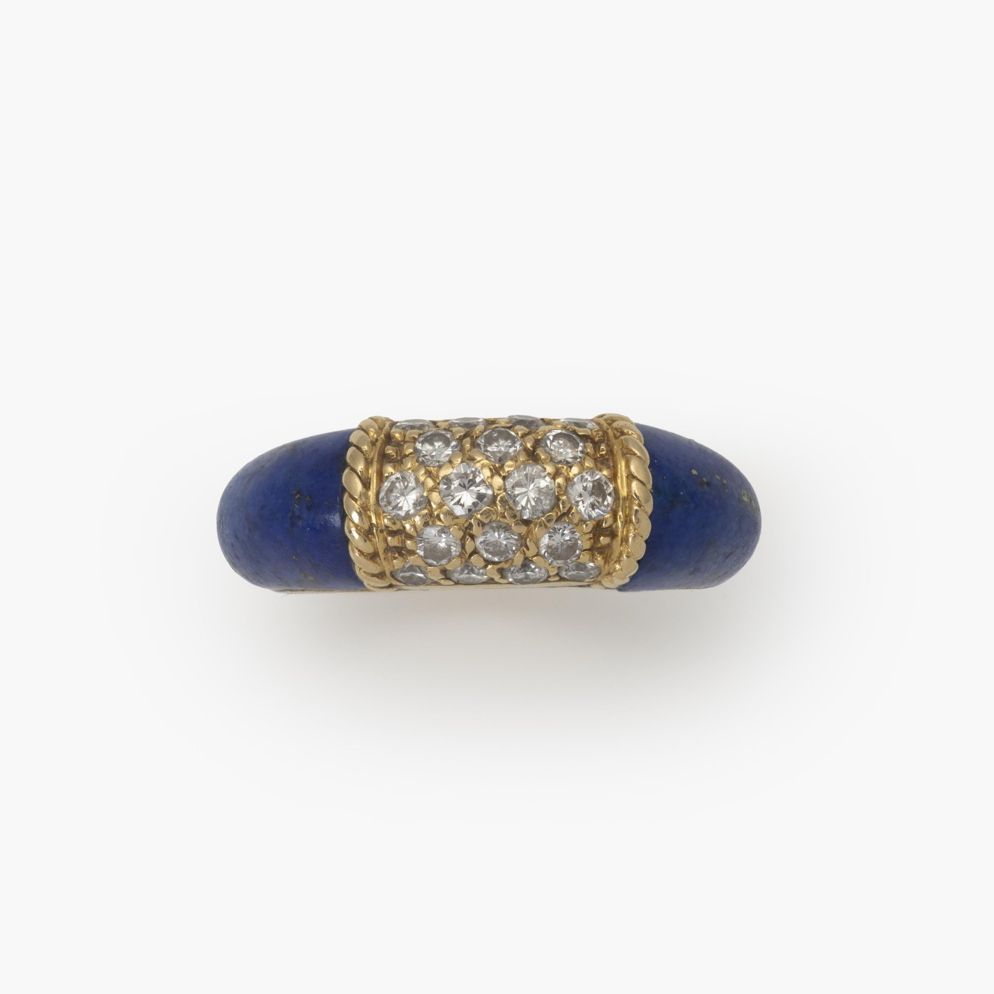 Een achttien karaat geelgouden ring “Philippine”, bezet met diamant en lapis lazuli. Gesigneerd Van Cleef & Arpels, gedateerd 1968. Met originele pouch.