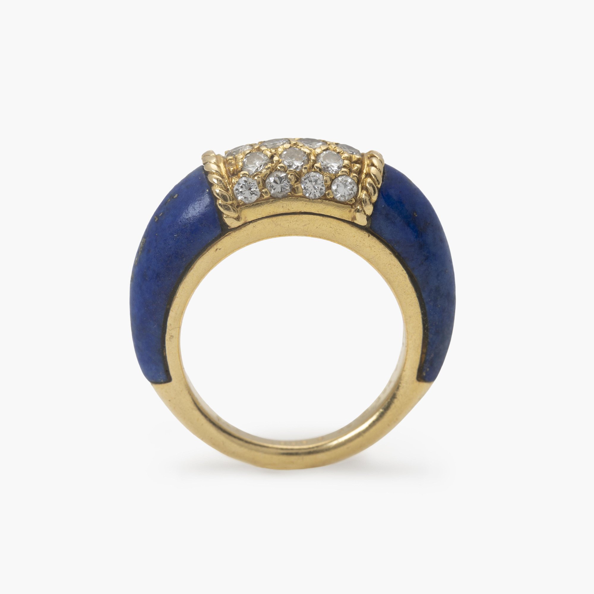 Een achttien karaat geelgouden ring “Philippine”, bezet met diamant en lapis lazuli. Gesigneerd Van Cleef & Arpels, gedateerd 1968. Met originele pouch.