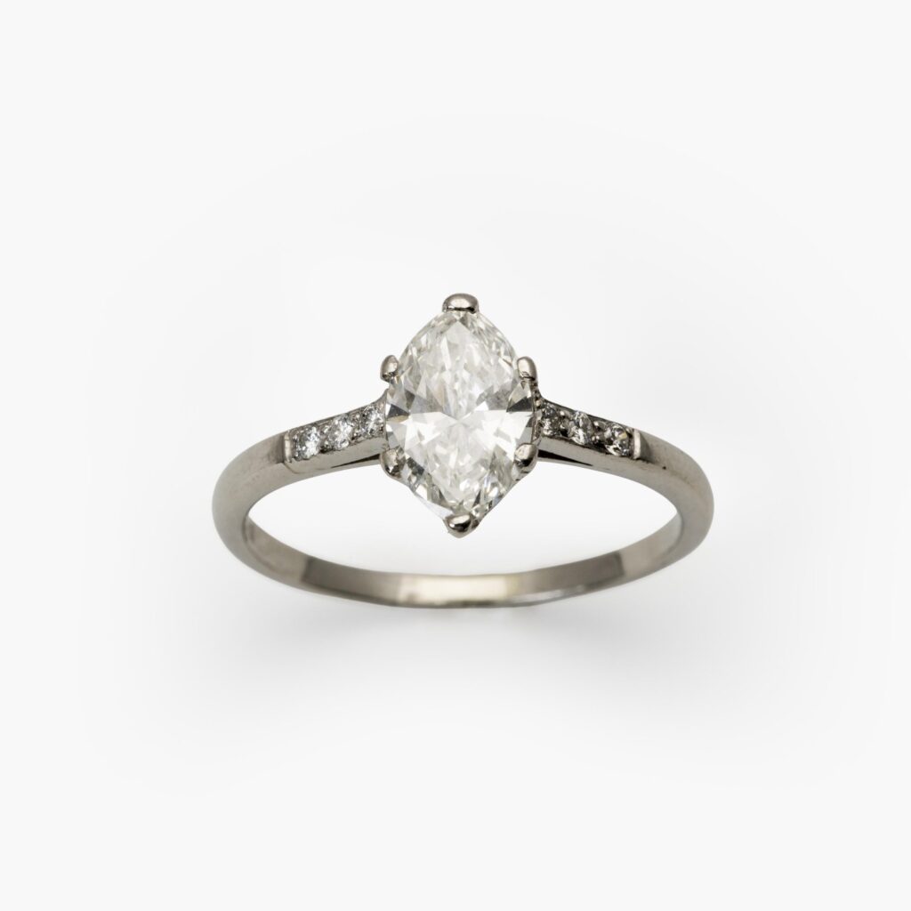 Een platina solitair ring bezet met een markies geslepen diamant (geschat in zetting: gewicht 0.85 ct.). Vervaardigd omstreeks 1950.