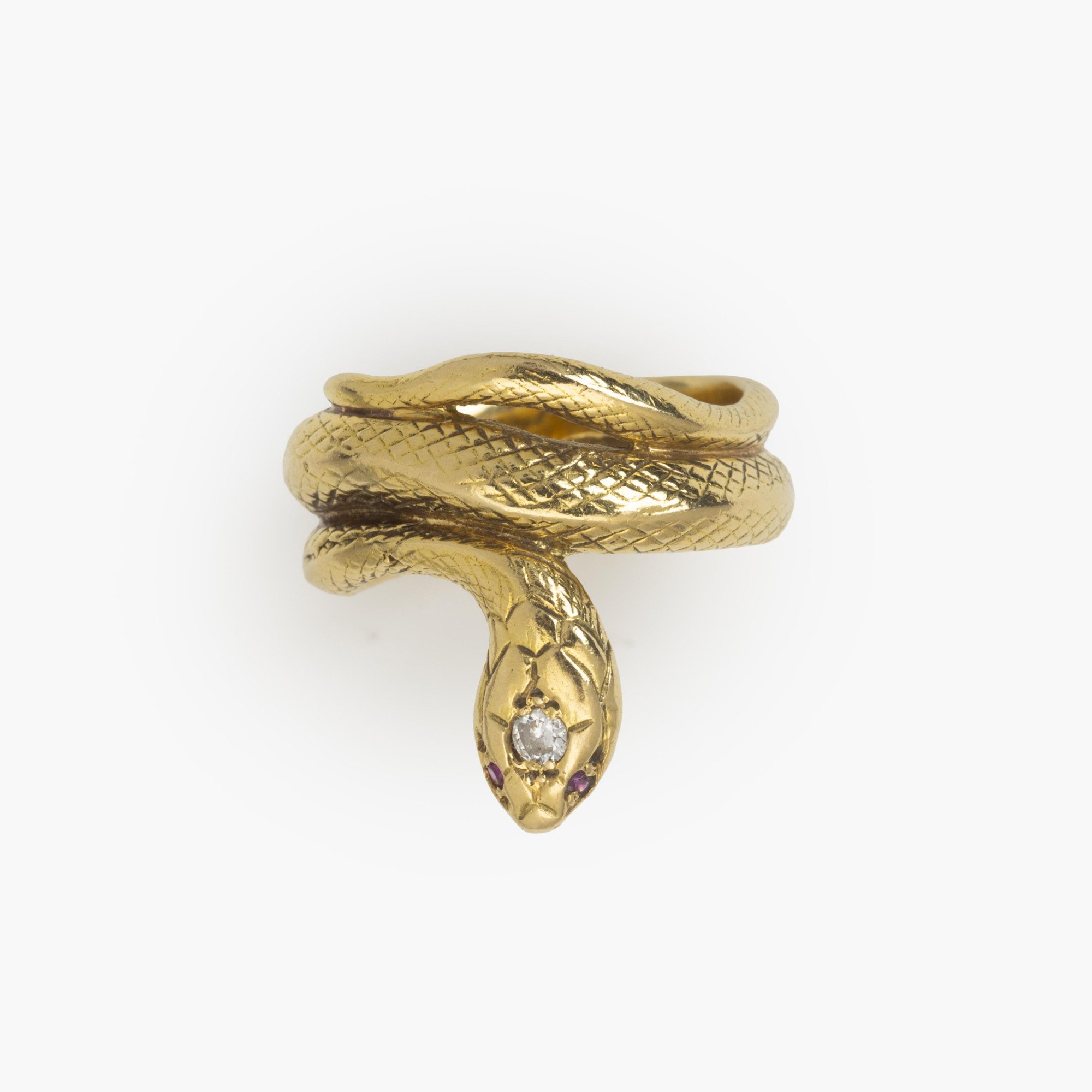 Een achttien karaat geelgouden ring in de vorm van een slang; de kop bezet met een briljant geslepen diamant en twee robijnen als ogen.