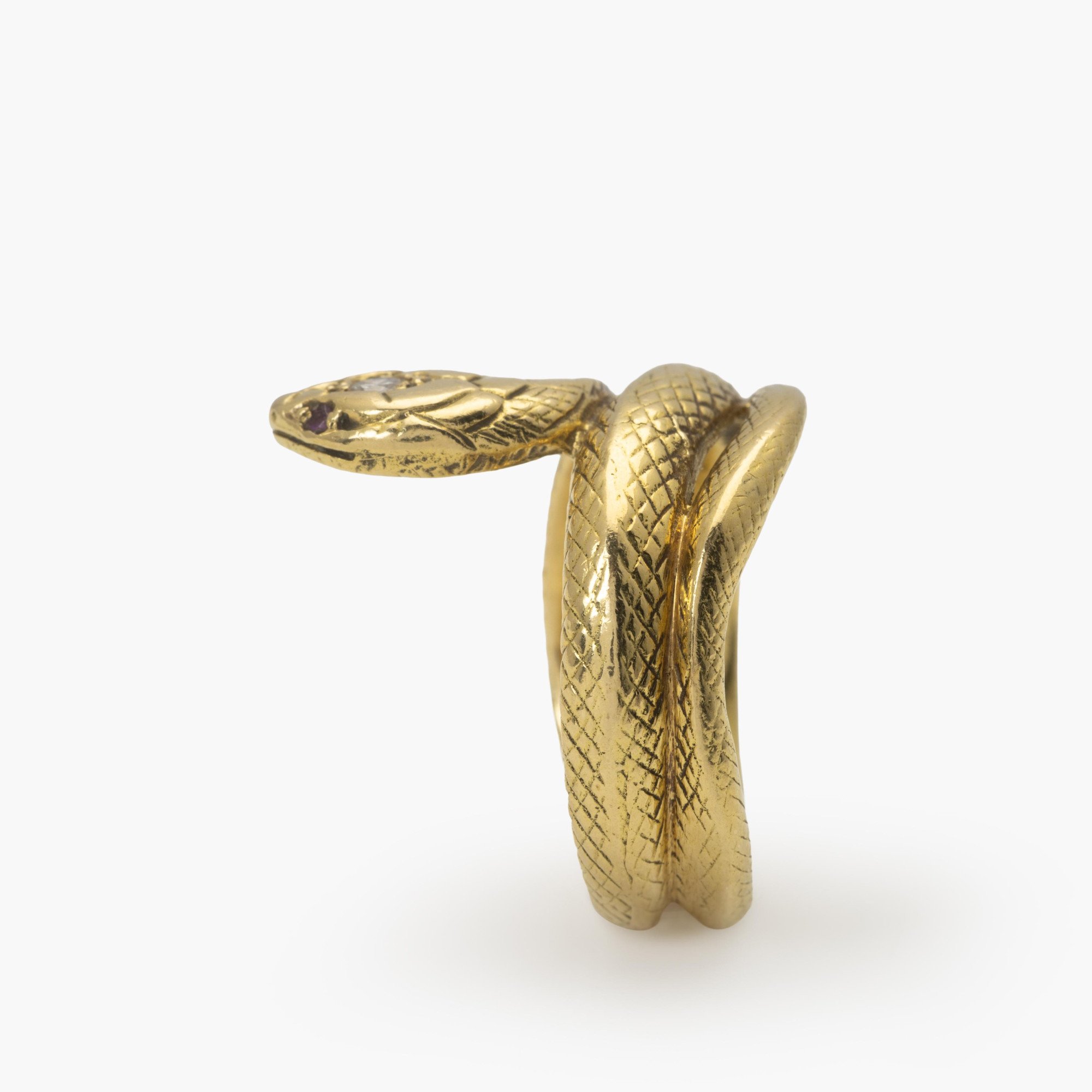 Een achttien karaat geelgouden ring in de vorm van een slang; de kop bezet met een briljant geslepen diamant en twee robijnen als ogen.