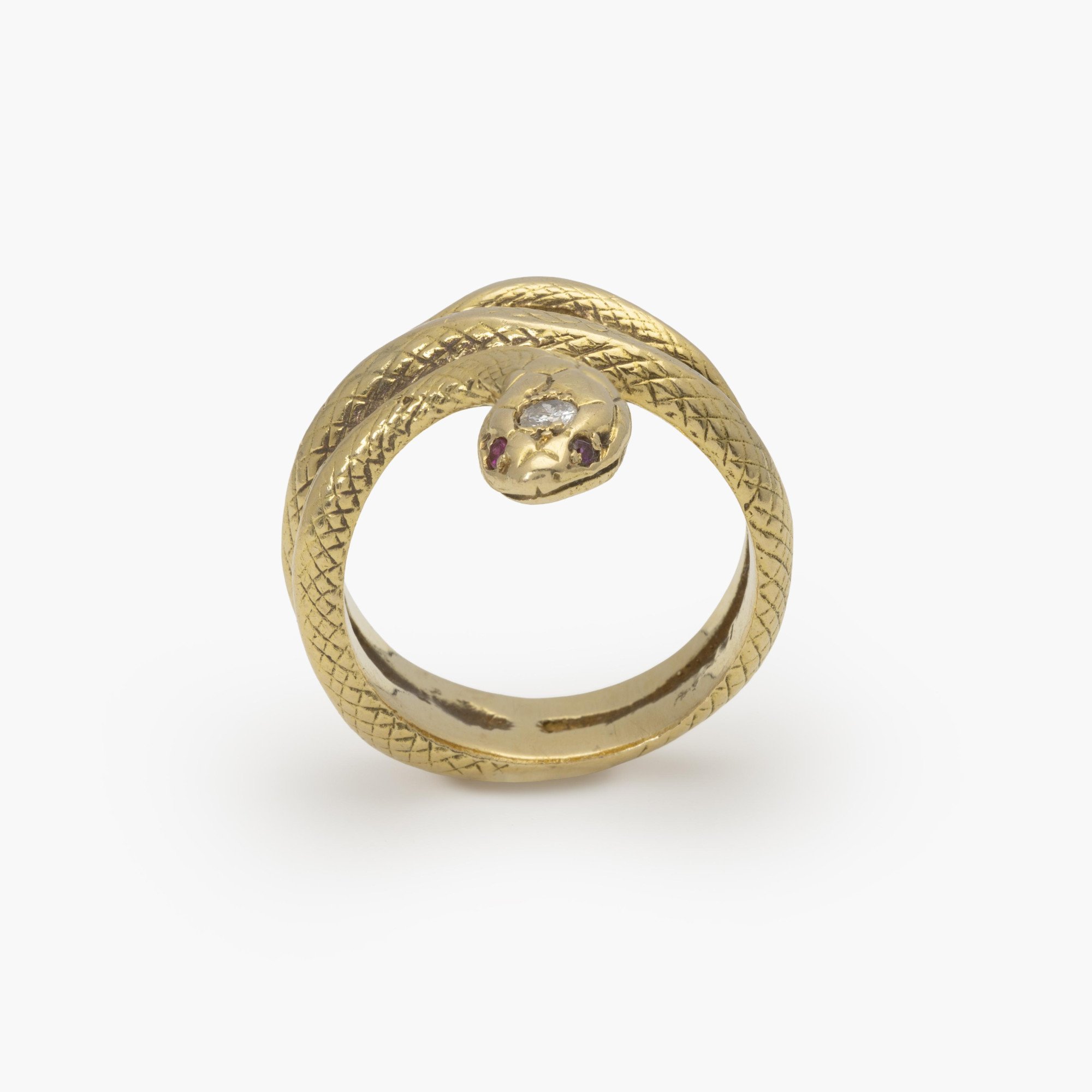 Een achttien karaat geelgouden ring in de vorm van een slang; de kop bezet met een briljant geslepen diamant en twee robijnen als ogen.