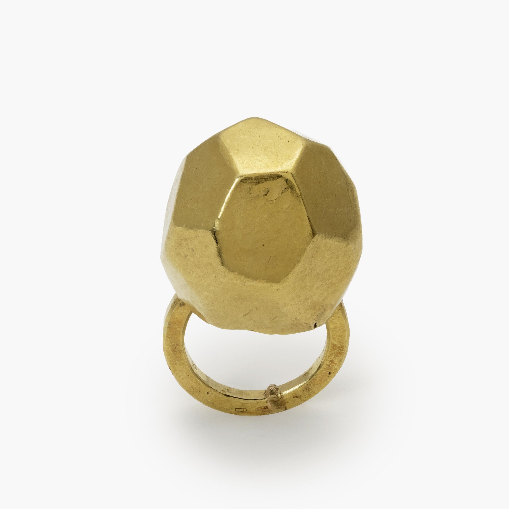 Een achttien karaat geelgouden ring bestaande uit een hoge dome, aan de binnenzijde met koningsblauw pigment. Gesigneerd G. Babetto, Padua, 2005.