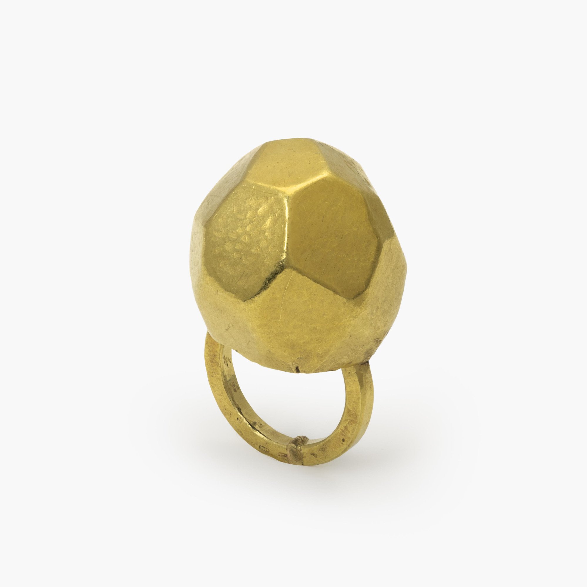 Een achttien karaat geelgouden ring bestaande uit een hoge dome, aan de binnenzijde met koningsblauw pigment. Gesigneerd G. Babetto, Padua, 2005.