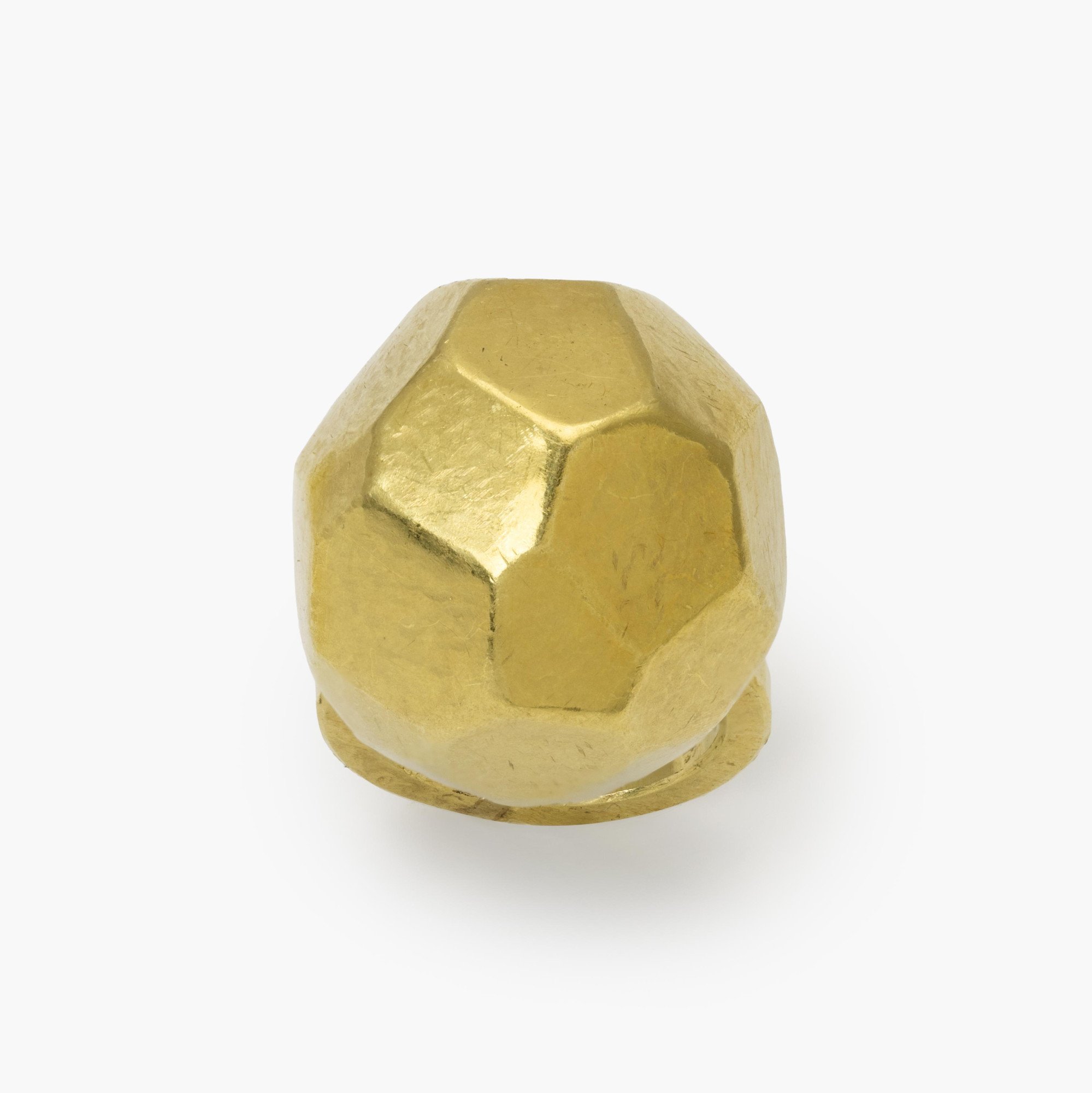 Een achttien karaat geelgouden ring bestaande uit een hoge dome, aan de binnenzijde met koningsblauw pigment. Gesigneerd G. Babetto, Padua, 2005.